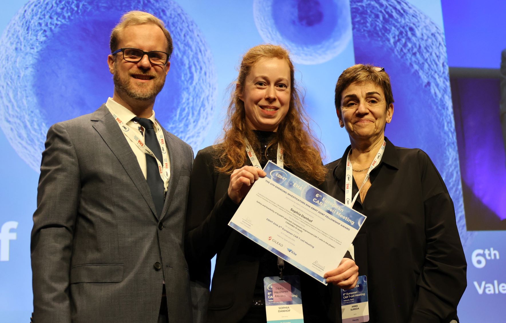 Preisträgerin Sophia Danhof mit Urkunde zwischen Michael Hudecek und Anna Sureda