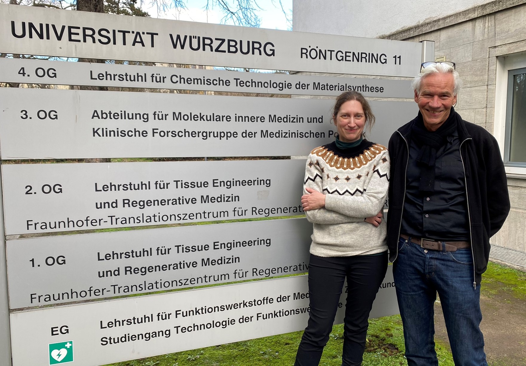 Biologen Nietzer und Pullig vor dem TERM in der Röntgenstraße in Würzburg.