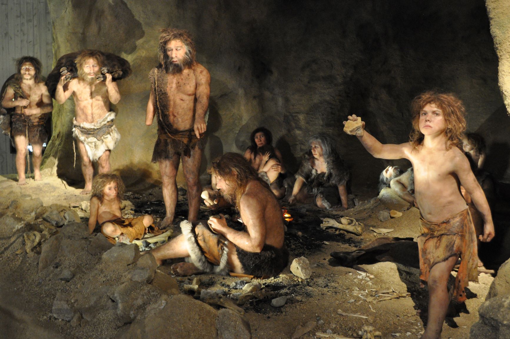Rekonstruktion von Neandertalern in einer Höhle