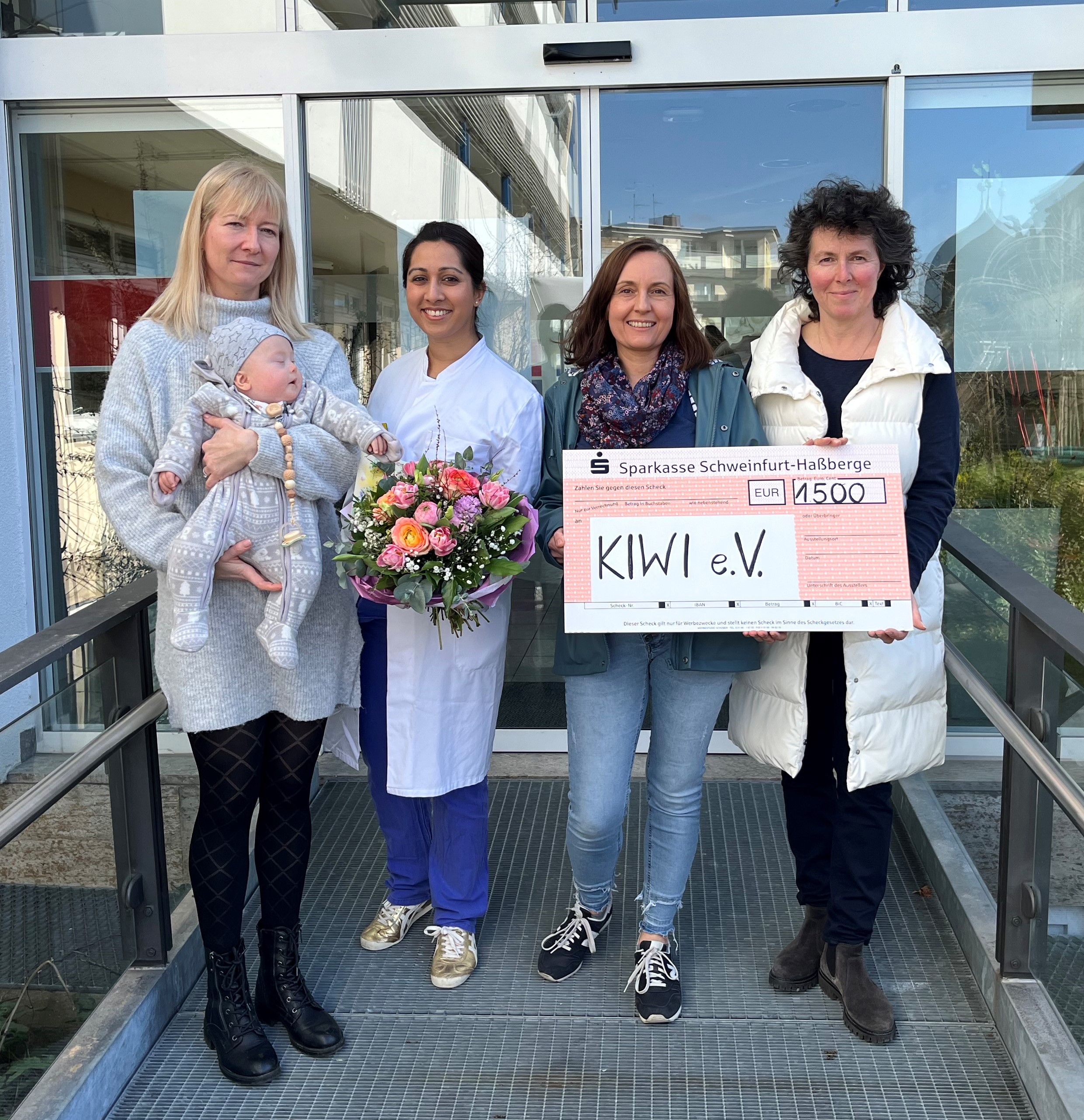 Gruppenfoto bei der Spendenübergabe an der Universitäts-Kinderklinik Würzburg. Tamara Kirtz unterstützt den Aufbau einer Frauenmilchbank am UKW mit 1.500 Euro. Zu sehen ist: von links: Tamara Kirtz mit Sohn Max, Dr. Pia Paul (Oberärztin Kinderklinik UKW), Natalie Seeberger (Pflegekraft und Stillberaterin UKW) und Ina Schmolke (Erste Vorsitzende KIWI e.V.). © Annika Wolf / UKW