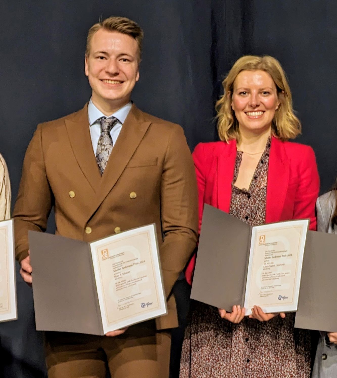 Preisträger Schauer und Preisträgerin Landwehr mit Urkunden in den Händen. 