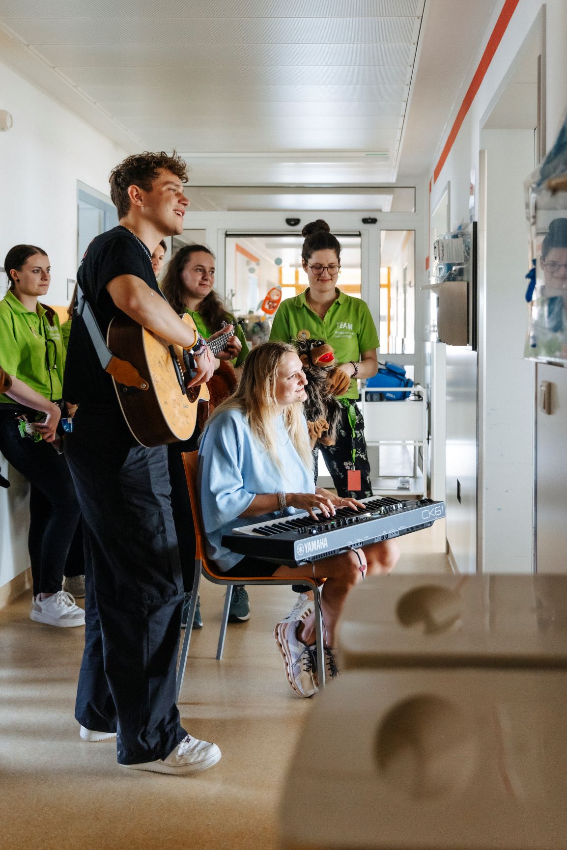 Revelle und Gregor Hägele musizieren im Flur vor offener Tür 