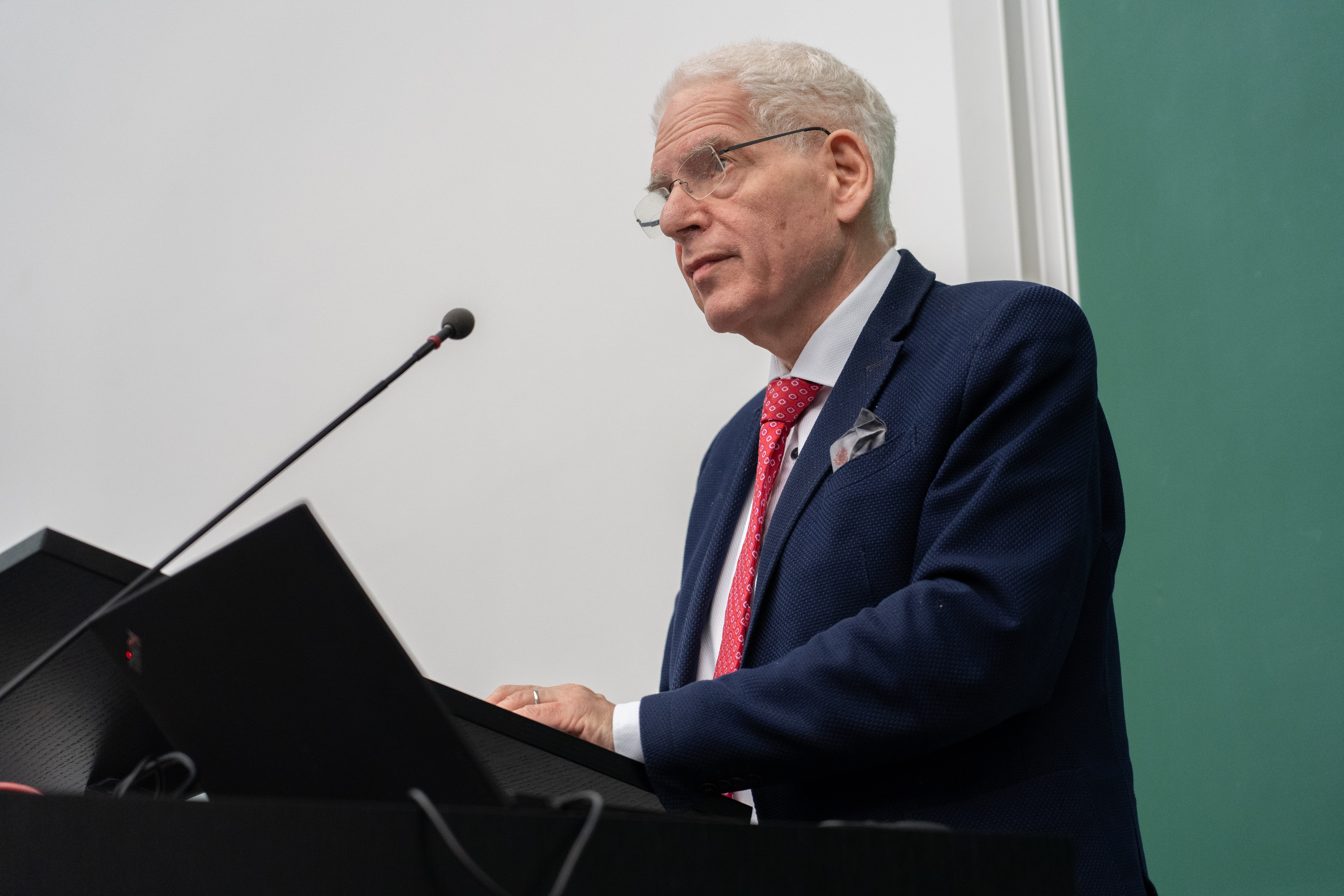 Dr. Josef Schuster, Präsident des Zentralrats der Juden in Deutschland, bei der Informationsveranstaltung am UKW. Foto: UKW / Anna Wenzl