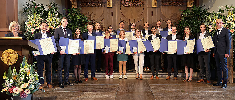 Die Preisträgerinnen und Preisträger 2024 der gemeinsamen Promotionspreise der Unterfränkischen Gedenkjahrstiftung für Wissenschaft und der Universität Würzburg. (Bild: Rudi Merkl / Universität Würzburg)