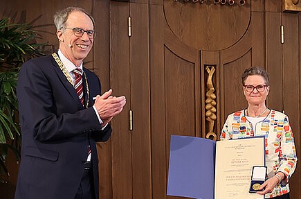 Verdienstmedaille für Professorin Esther Asan. (Bild: Rudi Merkl / Universität Würzburg)