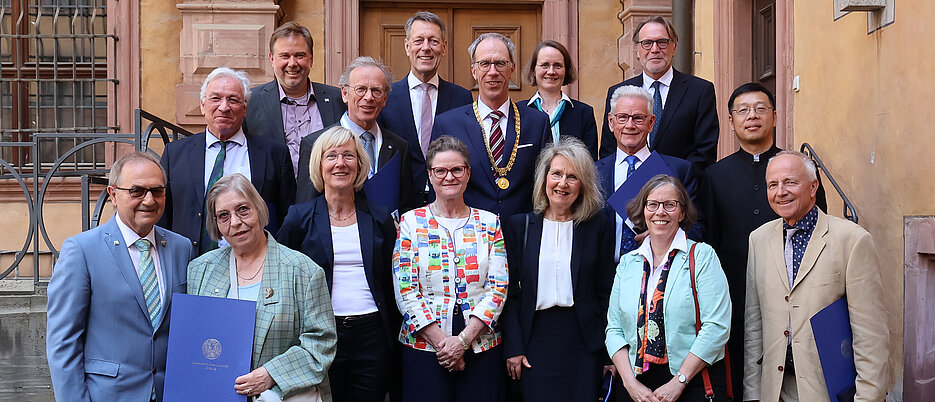 Preisträgerinnen und Preisträger des Stiftungsfests 2024, der JMU-Präsident, die Vizepräsidentinnen und Vizepräsidenten sowie der Festredner stellten sich nach der Feier zum Gruppenfoto auf. (Bild: Rudi Merkl / Universität Würzburg)