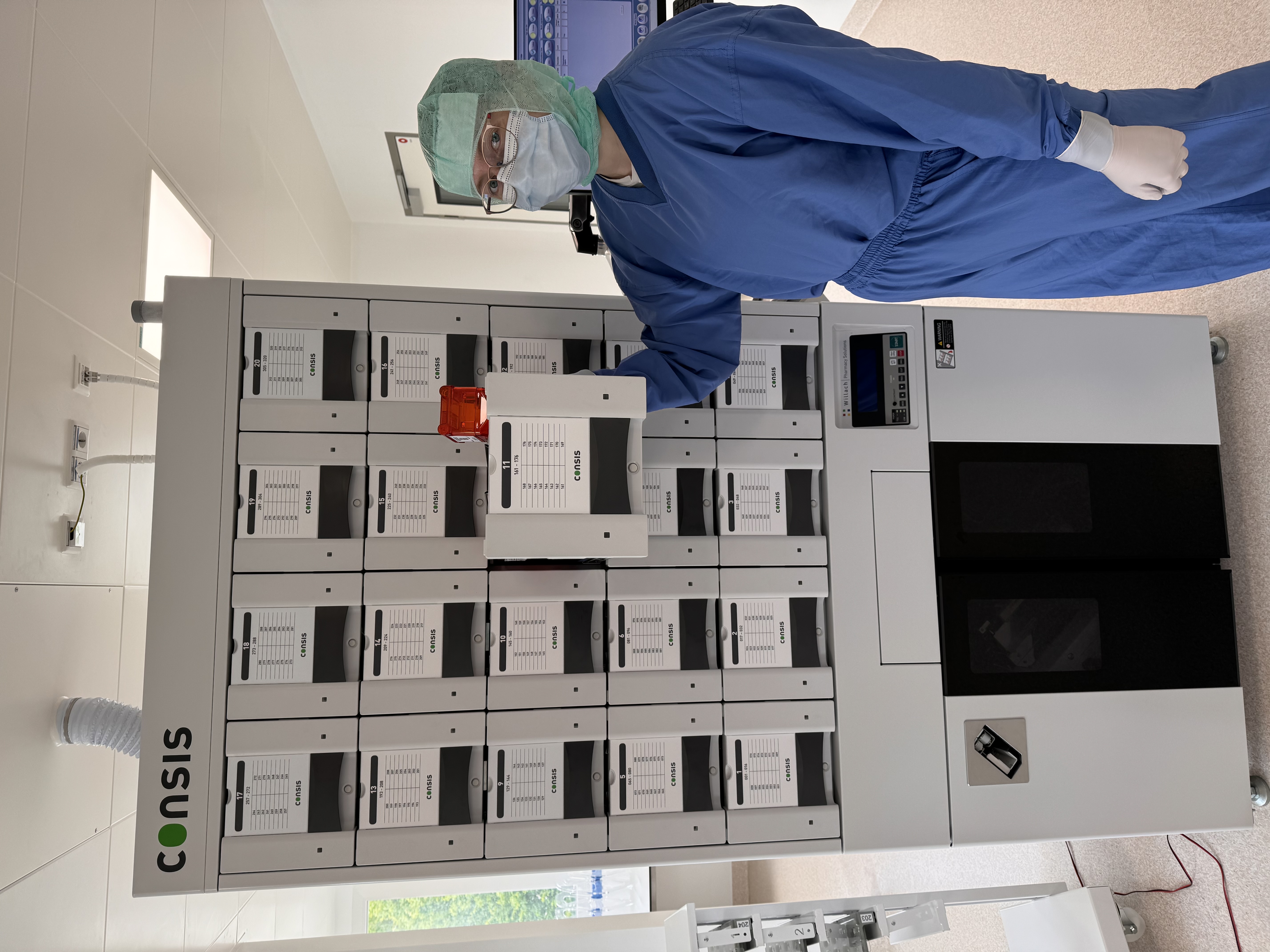Das UKW ist die erste Klinik in Unterfranken mit dem Unit-Dose-System. Die Medikamente werden dabei hygienisch und sicher automatisiert in kleine Tütchen verpackt.