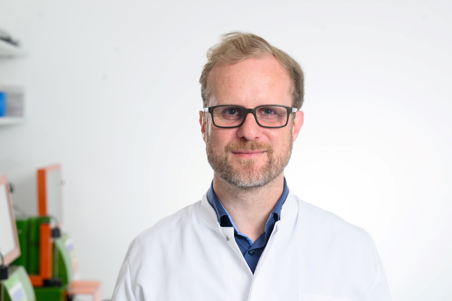 Porträtfoto von Michael Hudecek im Labor