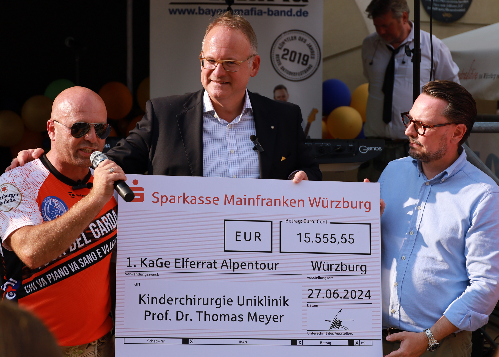 Bei der Scheckübergabe: Prof. Thomas Meyer (Mitte) mit Georg Göbel, 1. Gesellschaftspräsident der KaGe Elferrat Würzburg (links), und Jochen Schönleber, Vorstandsmitglied der Sparkasse Mainfranken Würzburg.
