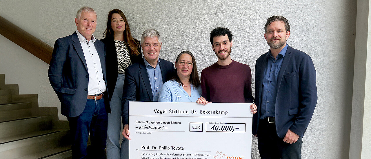 (V.l.): Erhard Frank, Catharina Kipping, Gunther Schunk (alle Vogel Stiftung Dr. Eckernkamp), Sigrid Kübert (Vogel Communications Group), César Redondo Alañón und Philip Tovote (Universitätsklinikum Würzburg) bei der Spendenübergabe.