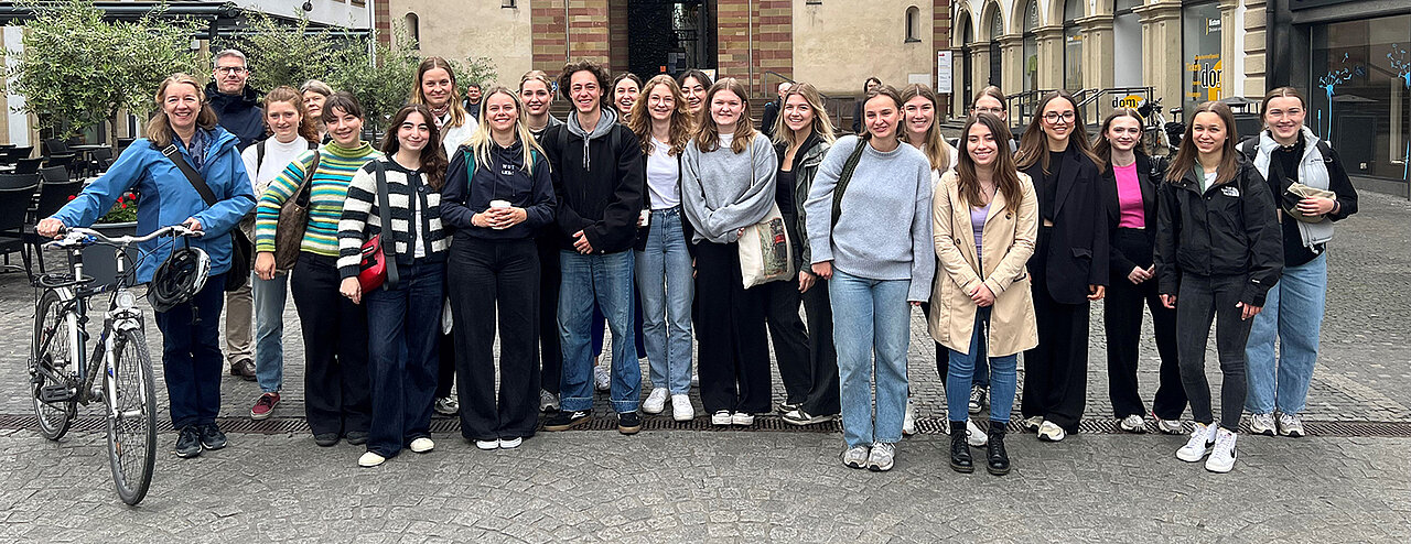 Anne Simmenroth (li.), Dr. Alexander Pyrges (Institut für Geschichte der Medizin, Zweiter v.li.) und Sabine Schlegelmilch (Vierte v.li.) gemeinsam mit Studierenden des Seminars vor dem Würzburger Dom.