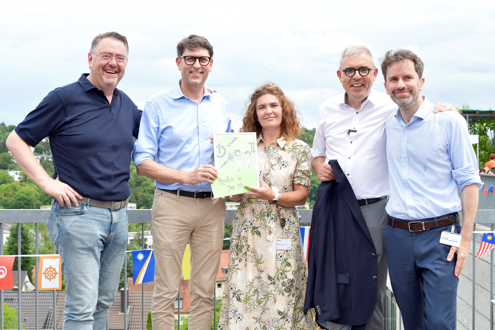 Susanne Bach, die Klimaretterin des Jahres 2024 am Uniklinikum Würzburg, umrahmt vom Klinikumsvorstand 