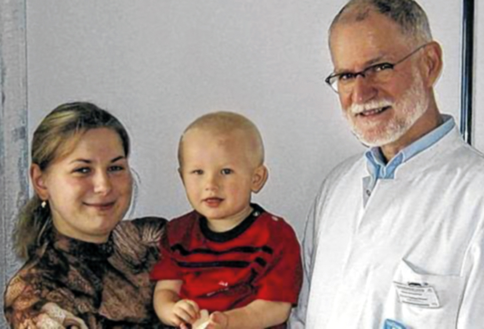 Prof. Reiners und junger Patient mit Mutter