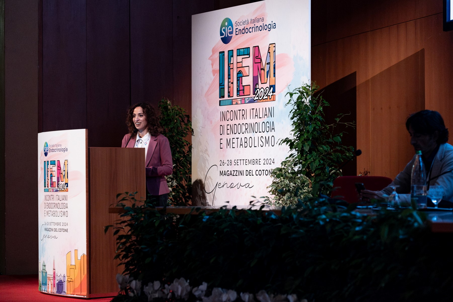 Barbara Altieri am Rednerpult auf dem Kongress der Italienischen Gesellschaft für Endokrinologie in Genua 