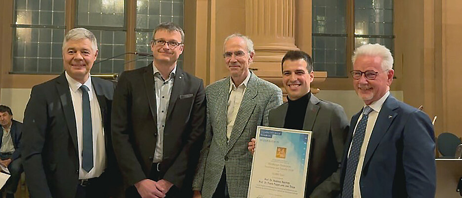 Dr. Wittenstein überreichte den 1. Würzburger Förderpreis Forschung und Transfer beim Festkonzert des Universitätsbundes an Joel Troya und die Professoren Puppe und Nüchter. Dr. Schunk, Vorsitzender des Unibunds.
