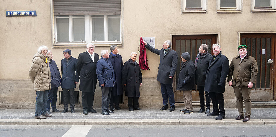 Universitätspräsident Paul Pauli enthüllte die Gelehrtentafel für Professor Otto Meyer in der Neubaustraße. 