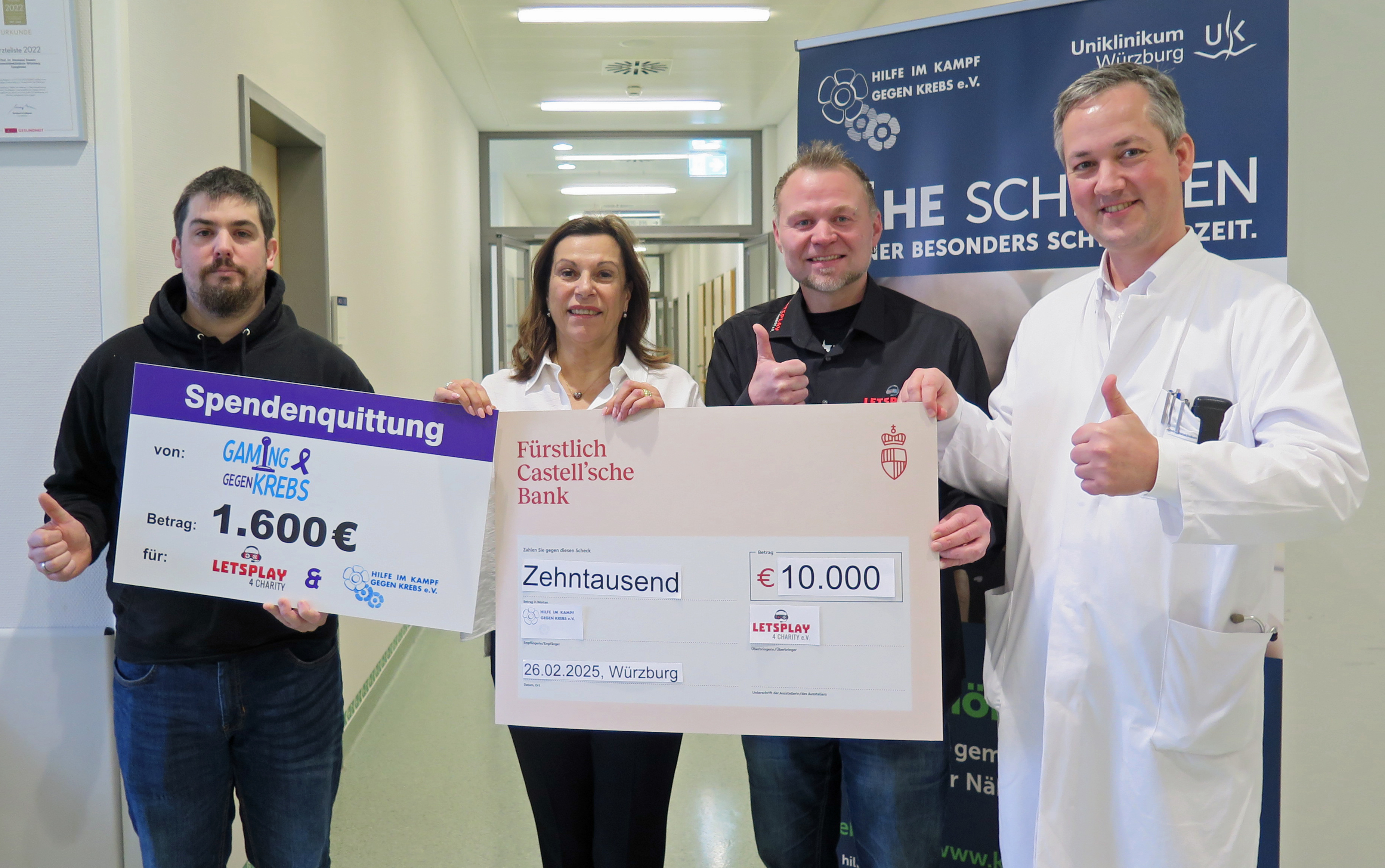 Bei der Spendenübergabe am Uniklinikum Würzburg (von links): Marco Saeed (Gaming gegen Krebs), Gabriele Nelkenstock (Hilfe im Kampf gegen Krebs e.V.), Dennis Henson (Letsplay4Charity e.V.) und Prof. Dr. Martin Kortüm (UKW). Bild Susanne Just / UKW