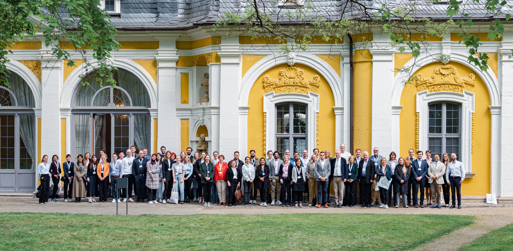 Gruppenbild mit allen Teilnehmenden des Symposiums vor dem historischen Gartenpavillon des Juliusspitals