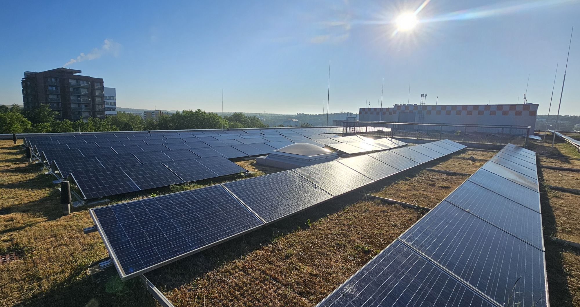 die kürzlich erweitere Photovoltaik-Anlage auf dem Bettenhaus A4 des Zentrums für Innere Medizin
