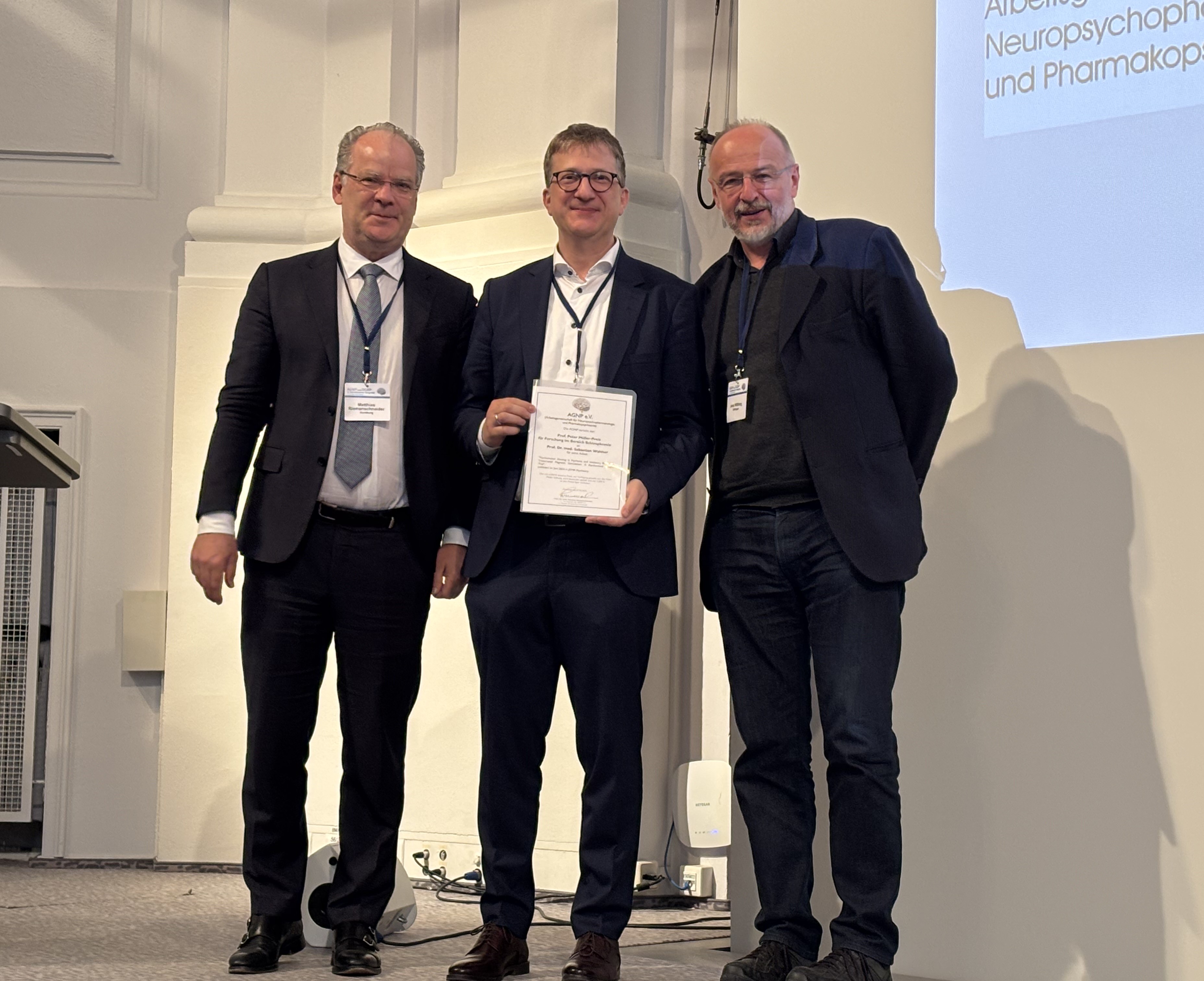 Prof. Dr. Sebastian Walther (Mitte) erhielt am 8. Mai den „Peter Müller Preis für Forschung im Bereich Schizophrenie“. Foto: UKW / privat