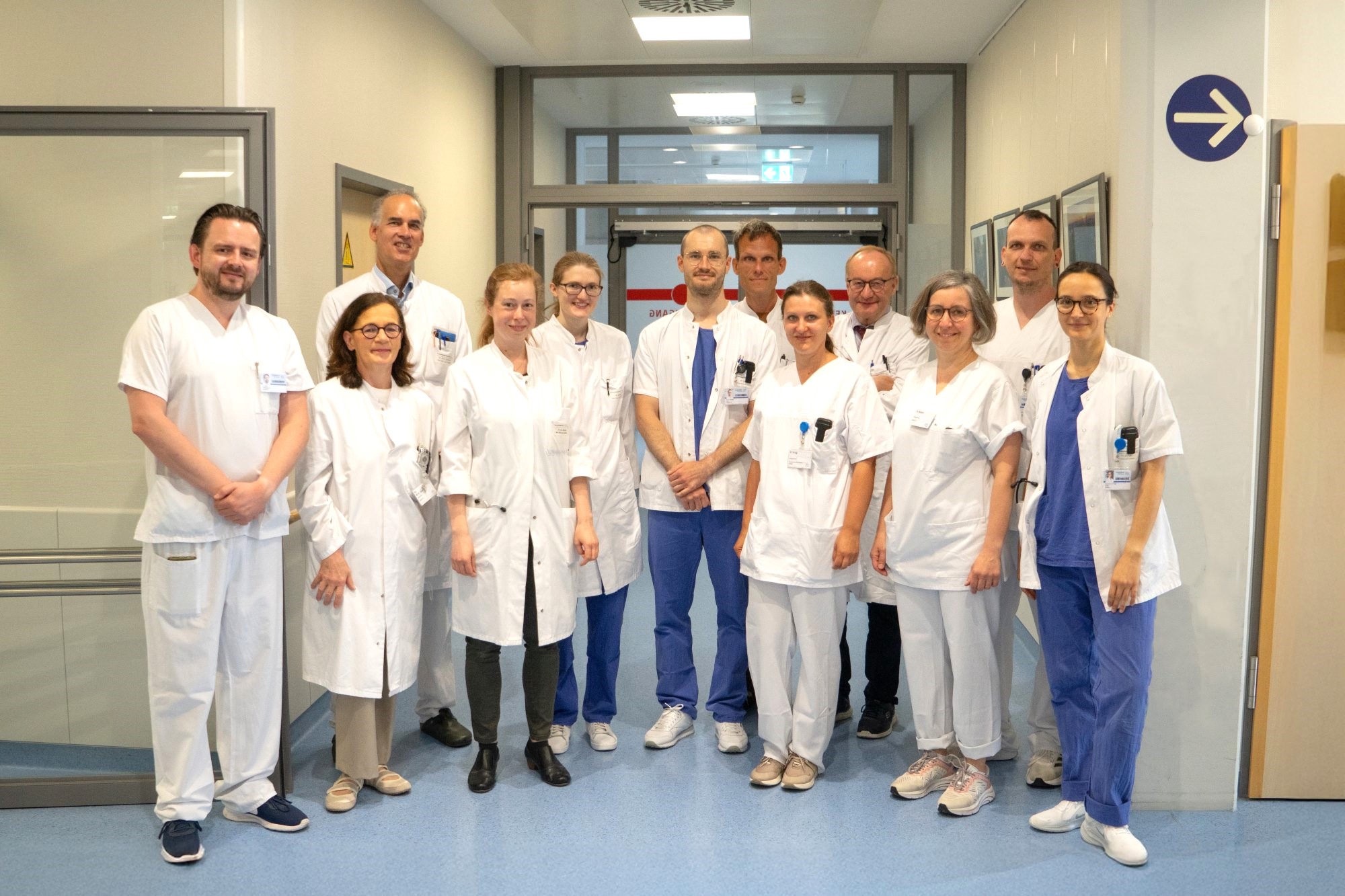Studienteam im Klinikflur mit weißen Kittel und Kasacks 