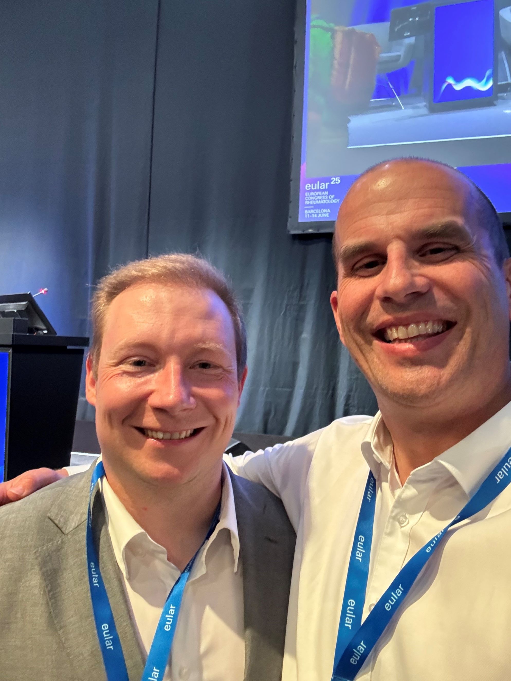 Selfie von Marc Schmalzing, der den Arm um Patrick-Pascal Strunz gelegt hat - beide lachen in die Kamera 