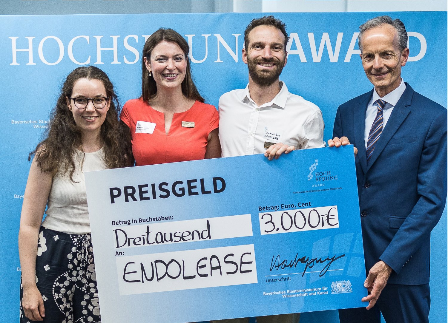 Das Team ENDOLEASE posiert mit Johannes Eberle und überdimensional großem Scheck über 3.000 Euro. 
