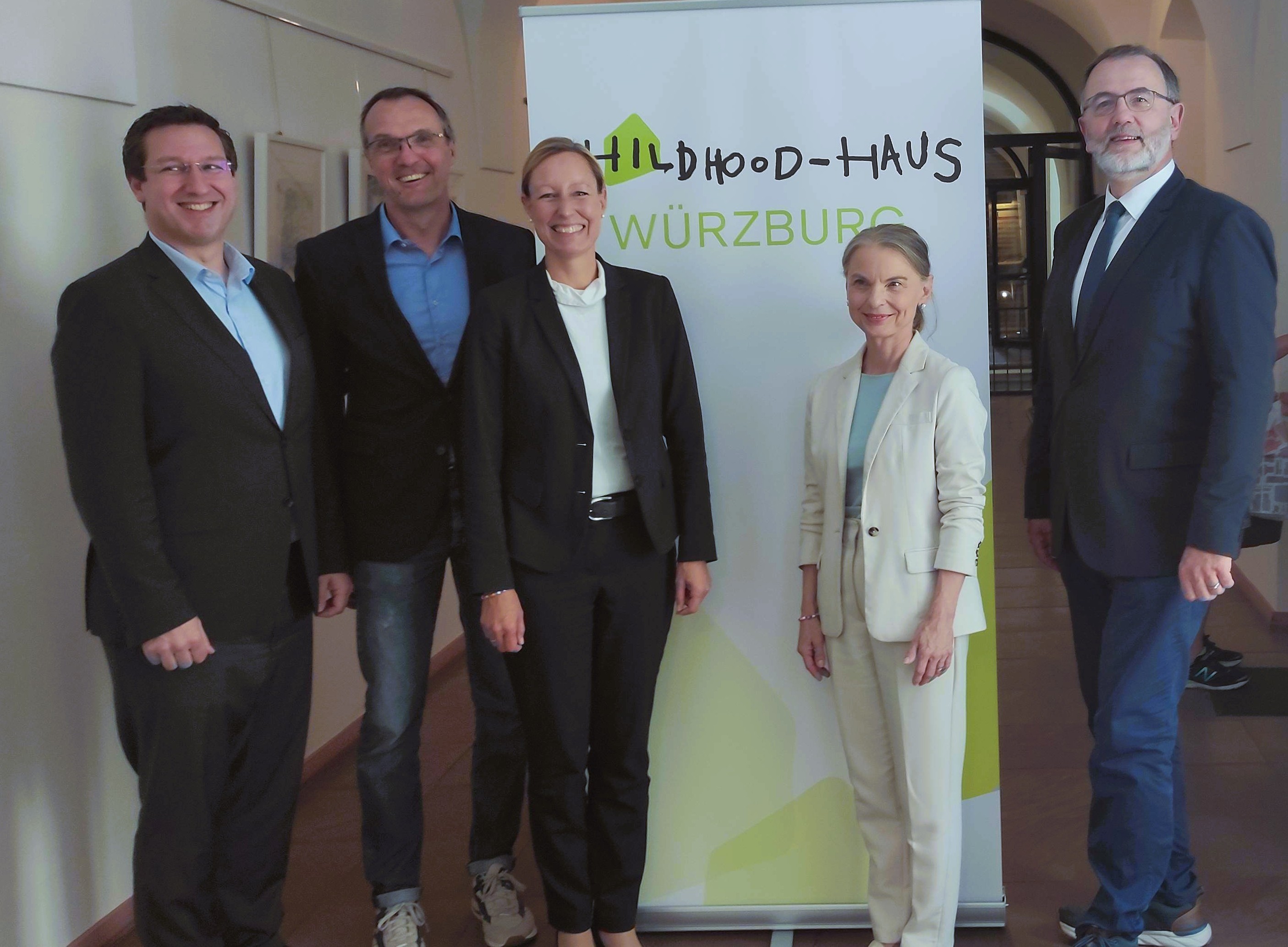 Gruppenfoto, Prof. Dr. Romanos (Mitglied Vorstand), Gunther Kunze (Jugendamt Stadt Würzburg), Eva von Vietinghoff-Scheel (Sozialreferentin Stadt Würzburg), Åsa Petersson (Vereinsvorsitzende), Michael Schumacher (Jugendamt Landkreis Würzburg) 