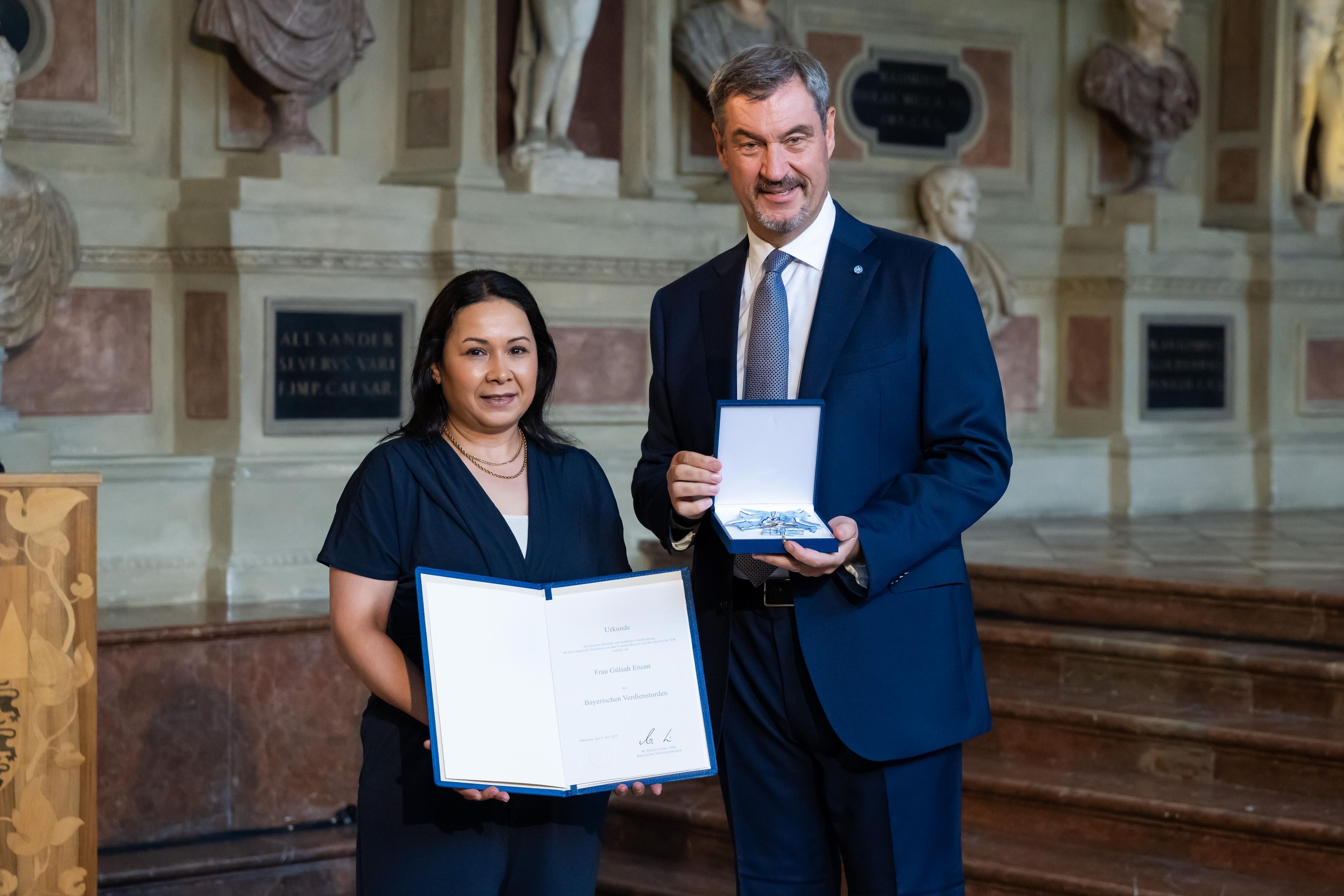 Ministerpräsident Dr. Markus Söder überreichte Gülsah Ensan den Bayerischen Verdienstorden. Foto: Bayerische Staatskanzlei 