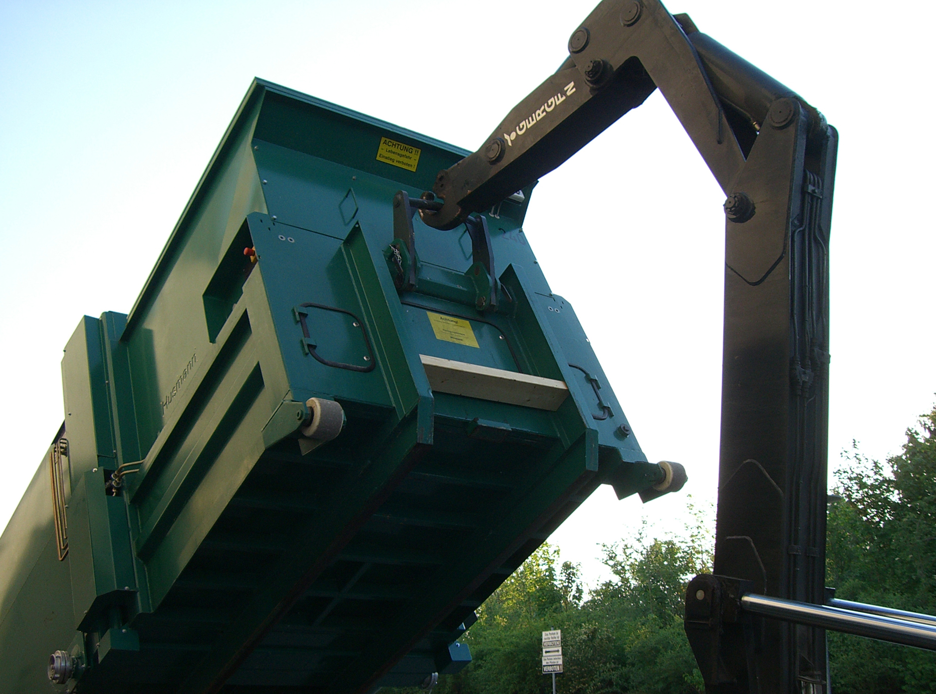 Verladung eines Abfallpresscontainers