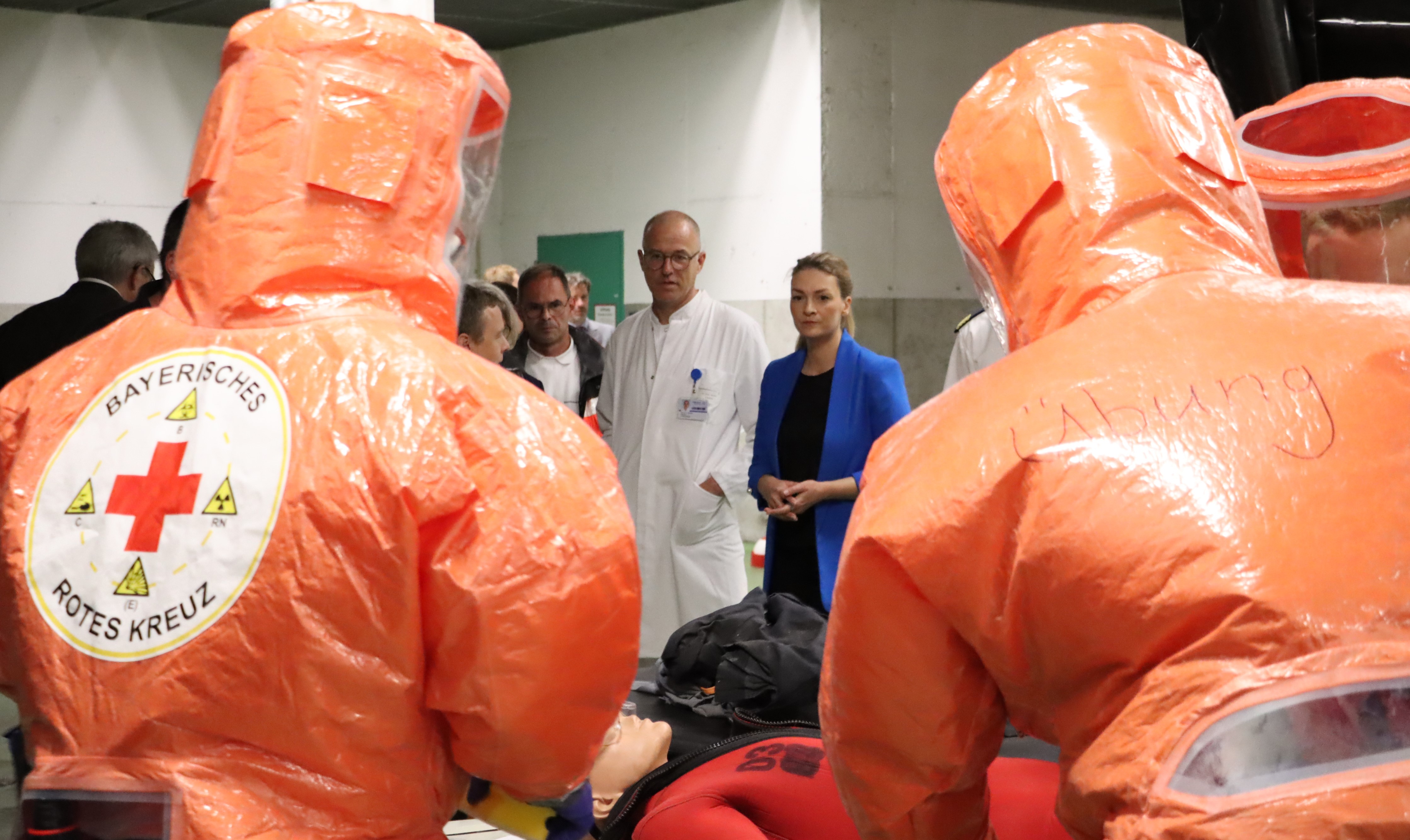 Gemeinsam mit der Berufsfeuerwehr Würzburg und den Katastrophenschutzkräften wurden am UKW auch die Abläufe einer Dekontamination gezeigt. Foto: UKW / Kim Sammet