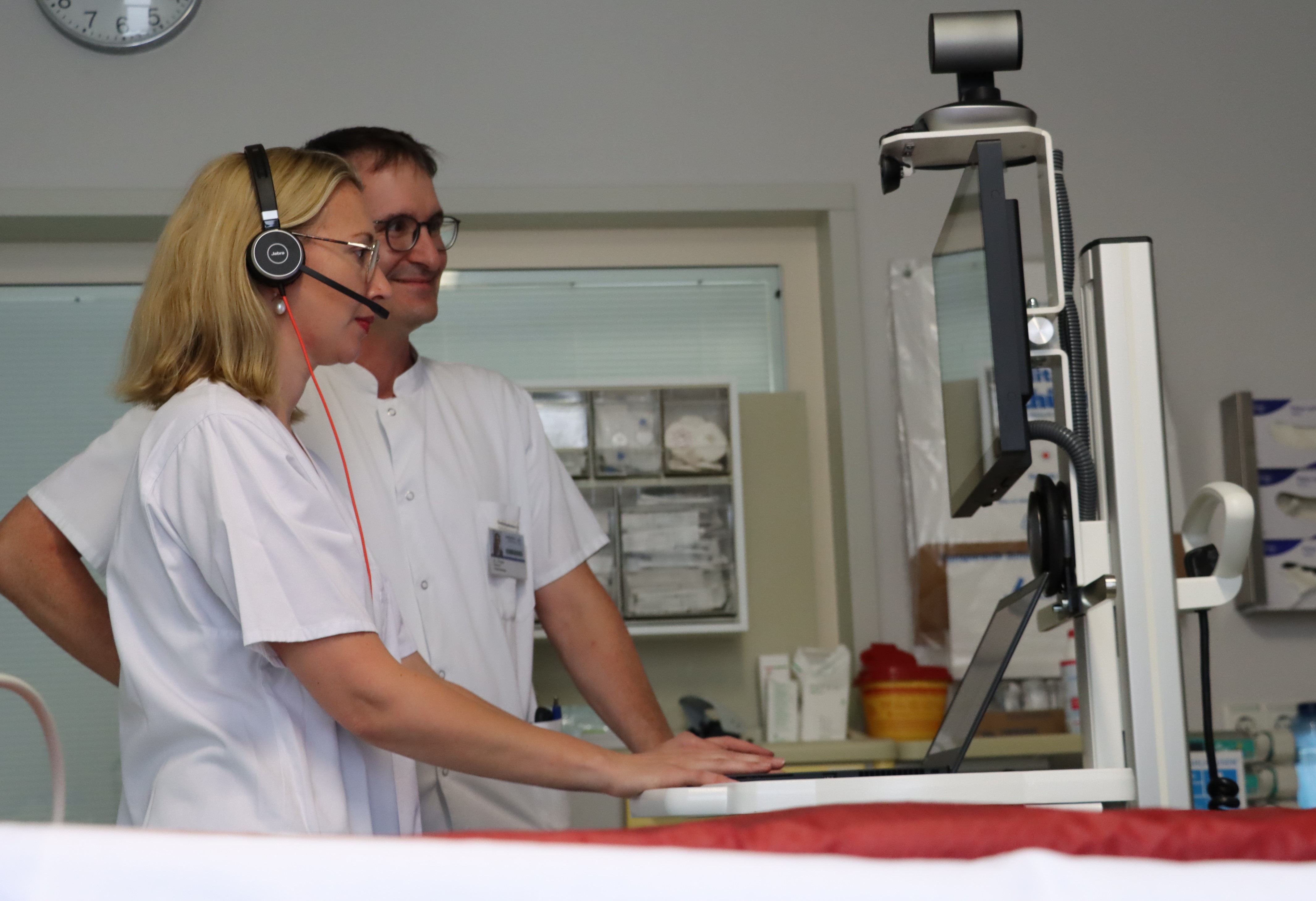 Präsentiert wurde der am UKW entwickelte mobile Teleintensivwagen.  Foto: UKW / Kim Sammet