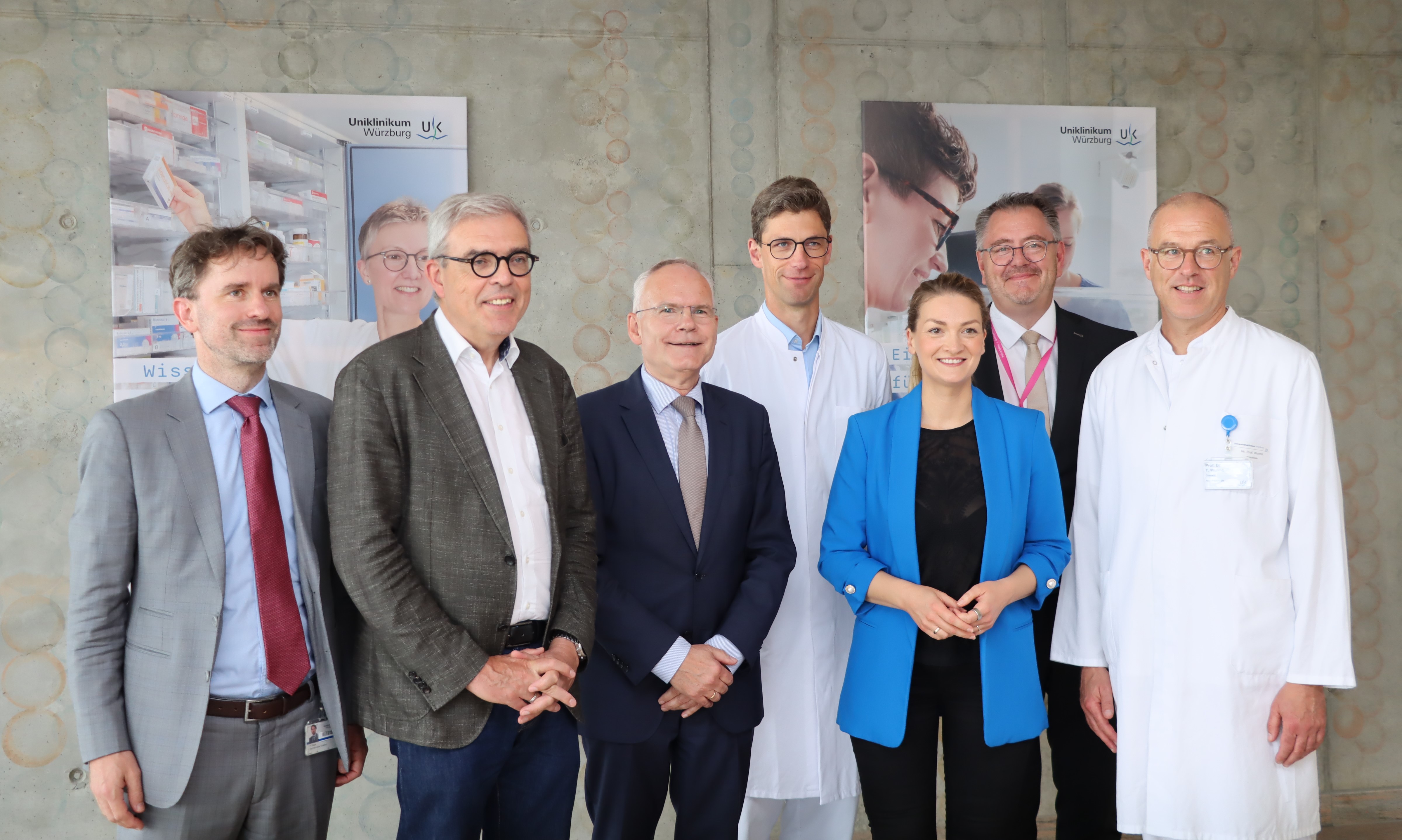 Beim Besuch der bayerischen Gesundheitsministerin Judith Gerlach (3.v.r.) am UKW standen die Themen Katastrophen- und Zivilschutz sowie die Teleintensivmedizin im Mittelpunkt: Foto: UKW/ Kim Sammet