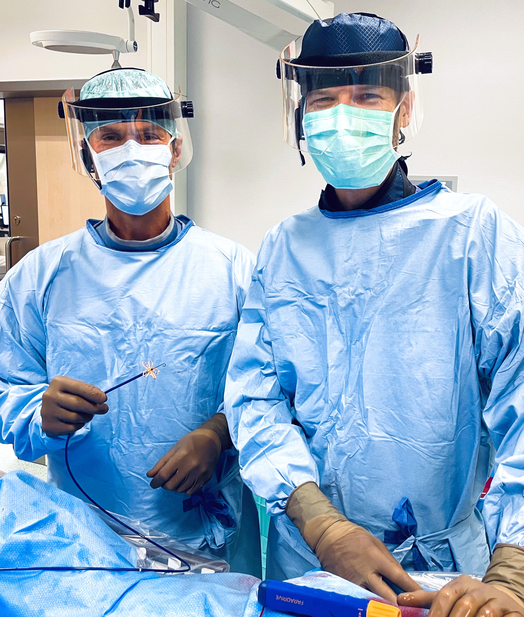 Im Herzkatheterlabor der Medizinischen Klinik und Poliklinik I des Uniklinikums Würzburg: Prof. Dr. Thomas Fischer (links) und Dr. Moritz Huttelmaier bei der Durchführung einer PFA-Prozedur. Foto: Thomas Fischer / UKW Im Herzkatheterlabor der Medizinischen Klinik und Poliklinik I des Uniklinikums Würzburg: Prof. Dr. Thomas Fischer (links) und Dr. Moritz Huttelmaier bei der Durchführung einer PFA-Prozedur. Foto: Thomas Fischer / UKW