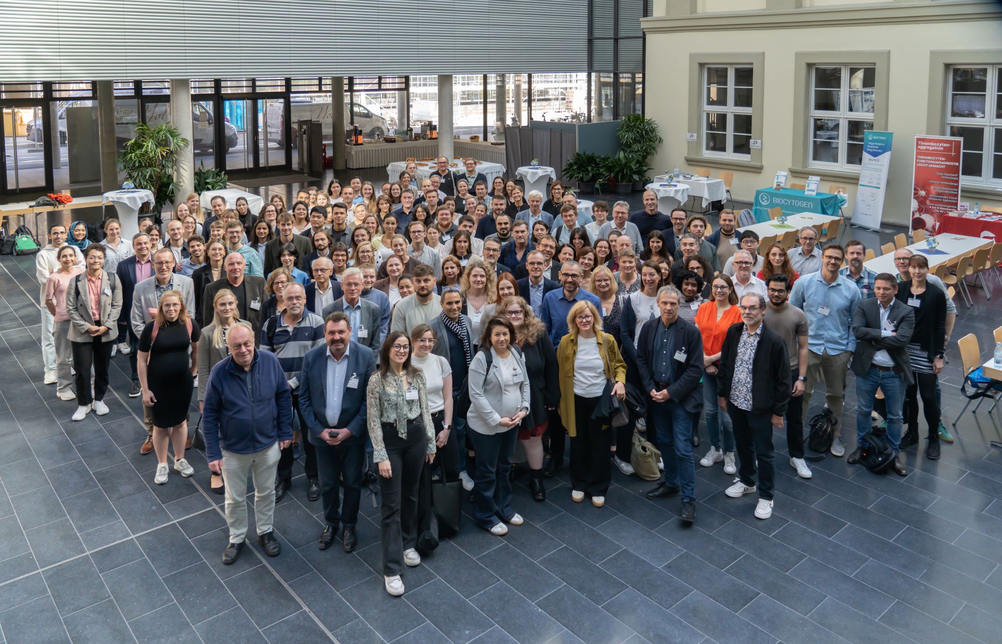 Die 150 Teilnehmerinnen und Teilnehmer der EUPLAN-Konferenz haben sich zum Gruppenbild im Foyer des RVZ aufgestellt. 