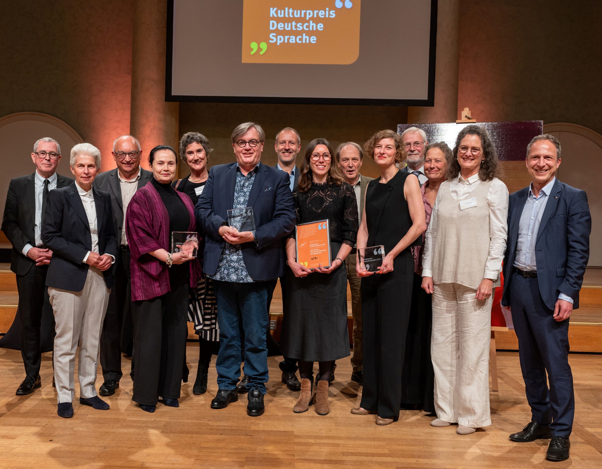 Gruppenbild der Gewinner mit ihren Preisen und Laudatoren 