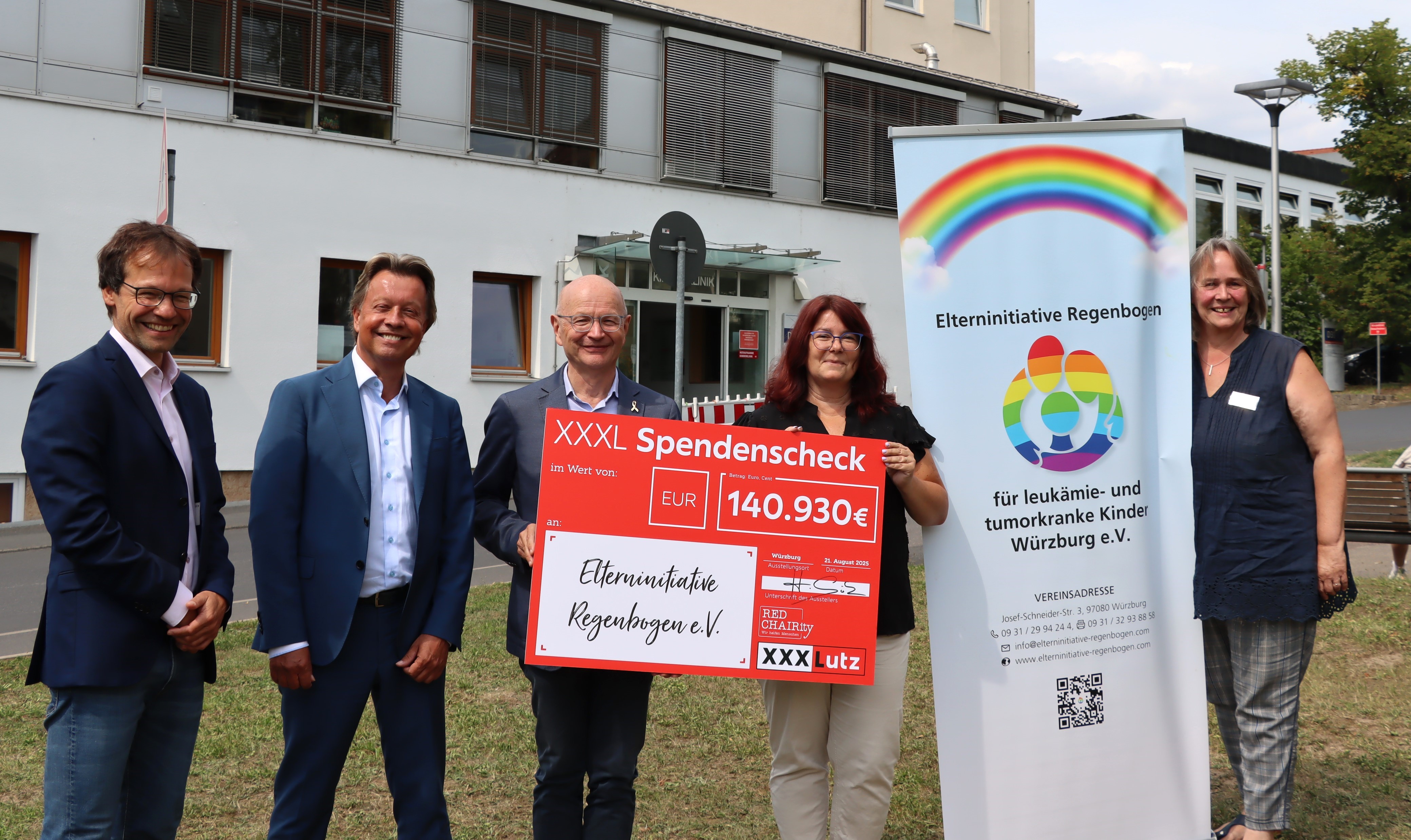 Prof. Dr. Christoph Härtel, Helmuth Götz (XXXLutz), Prof. Dr. Paul-Gerhardt Schlegel, Jana Lorenz-Eck und Angelika Müller, beide Elterninitiative, (von links) bei der feierlichen Scheckübergabe am UKW. Foto: UKW/ Stefan Dreising