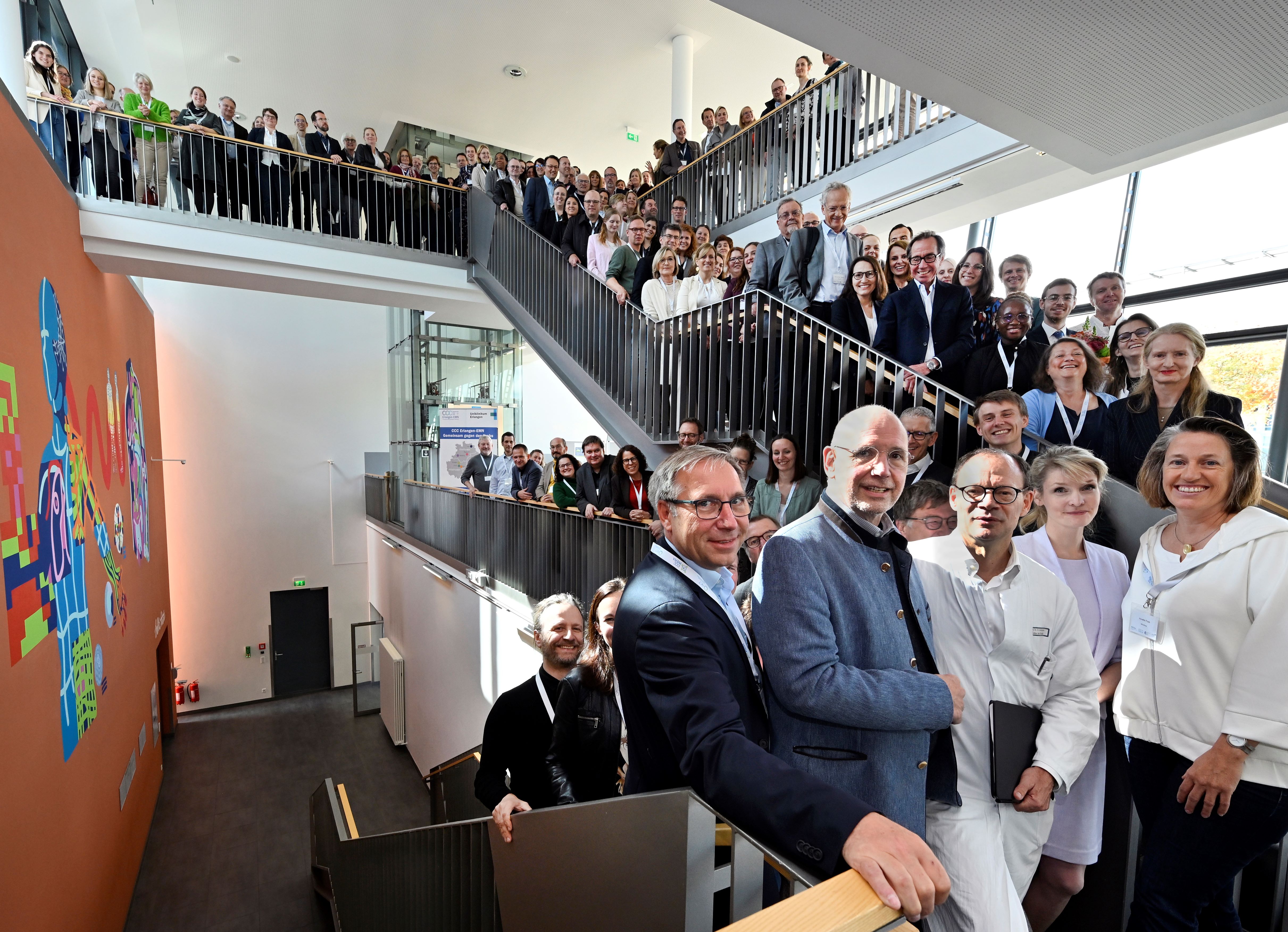 Die 160 Teilnehmenden verteilen sich auf drei Stockwerke und zwei Treppen, um alle auf dem Gruppenbild sichtbar zu sein. 