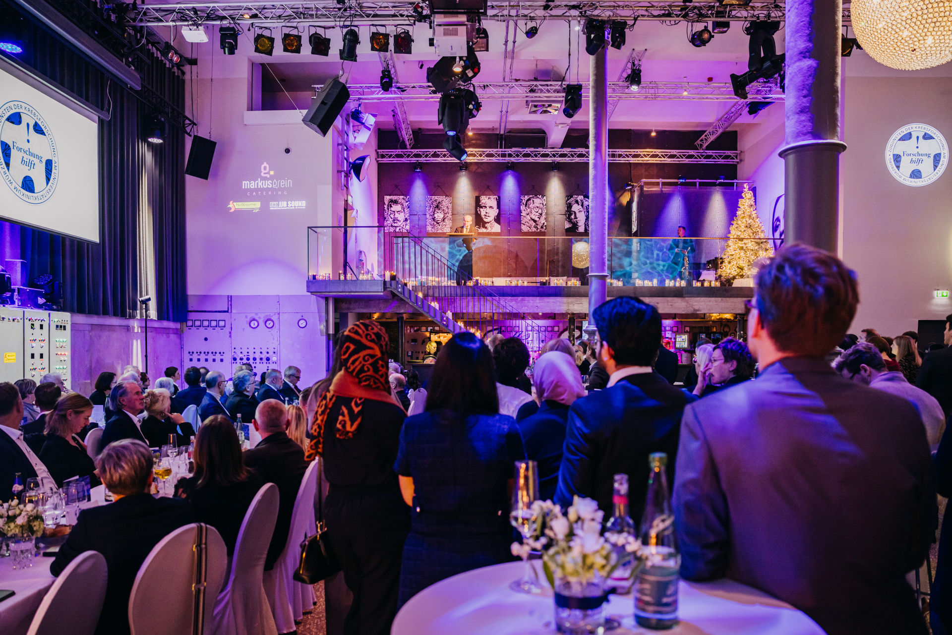 Das Bild zeigt einen Blick in den Saal aus der hinteren Reihe, die Bühne ist eine Etage höher. 