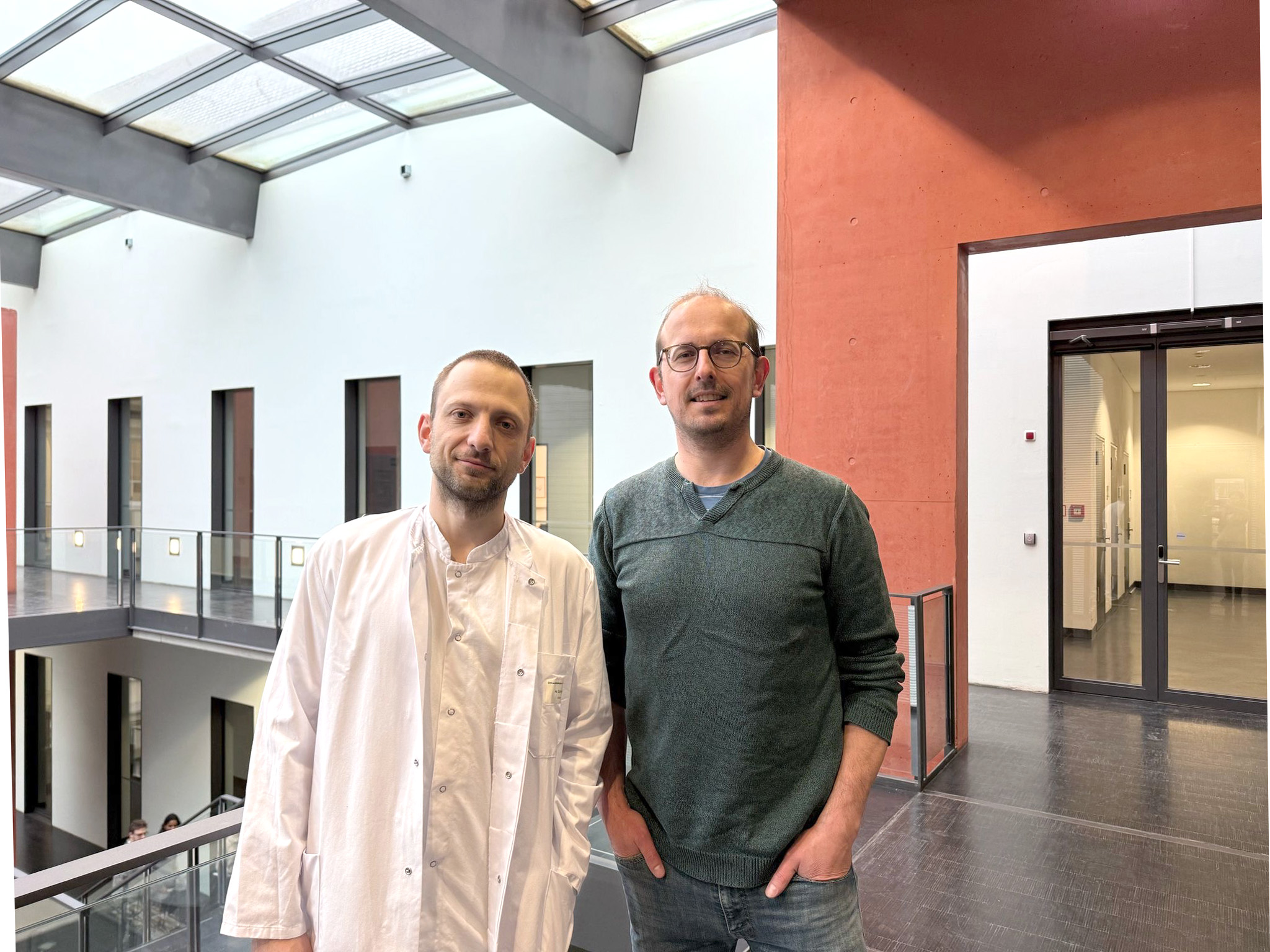 Die beiden Forscher im RVZ - Marcel Schwinger trägt einen weißen Kittel. 