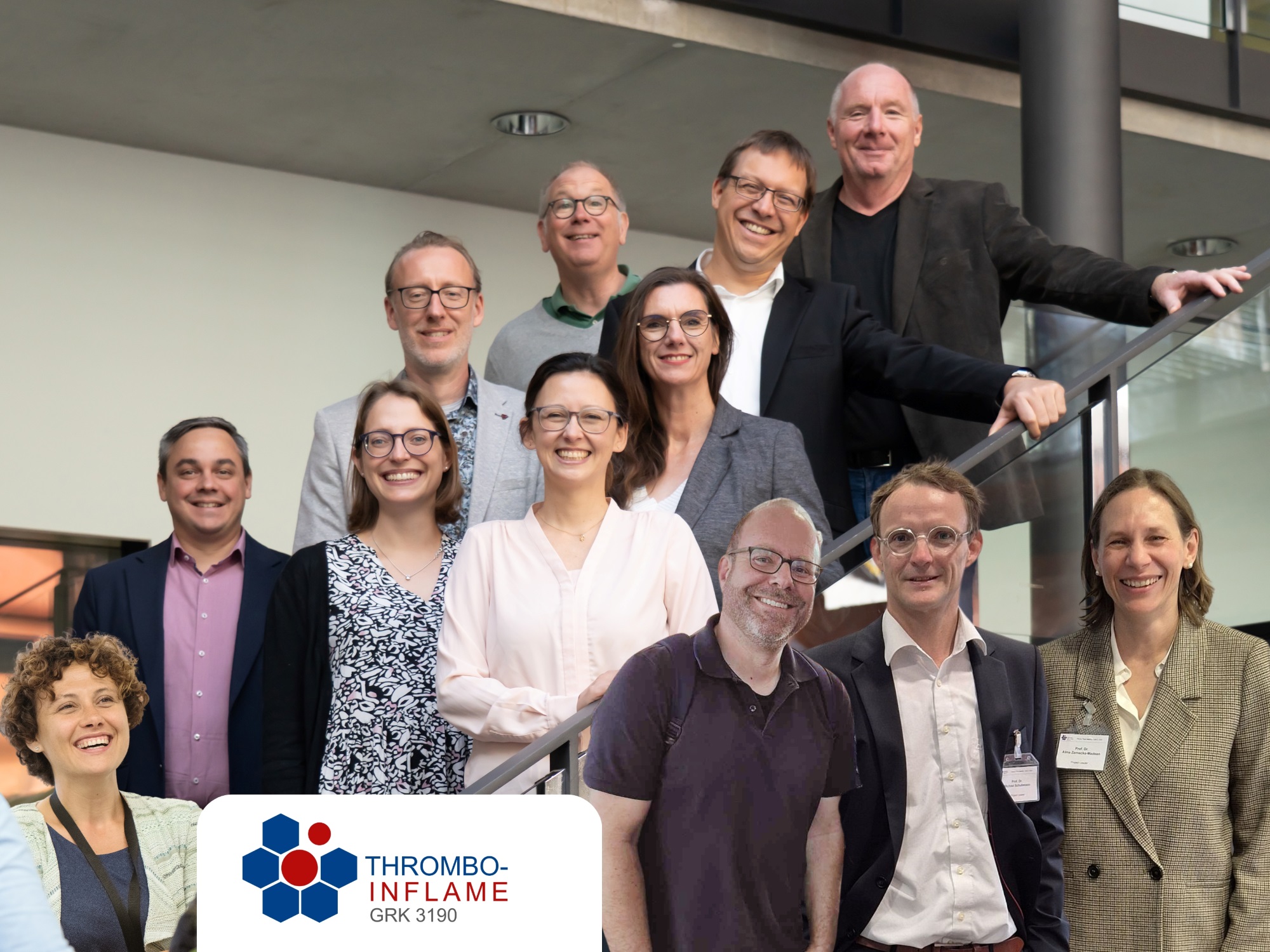 Die Collage zeigt die Forschenden auf einer Treppe, vorne sind vier freigestellte Personen eingefügt und das Logo des Graduiertenkollegs.