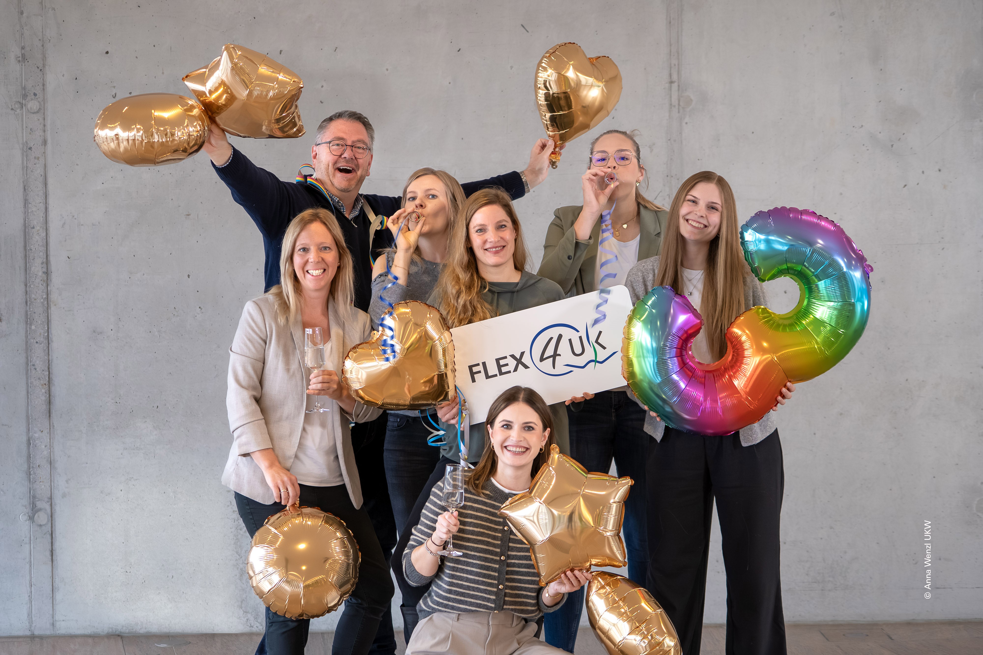 Drei Jahre FLEX4UKW: Das Projekt am UKW hat sich zum „absoluten Erfolgsprojekt“ entwickelt. Aktuell arbeiten rund 200 Menschen in FLEX4UKW. Darüber freuen sich Marcus Huppertz, UKW-Pflegedirektor (hinten links), und das Team des Flexbüros. Foto: UKW / A. Wenzl