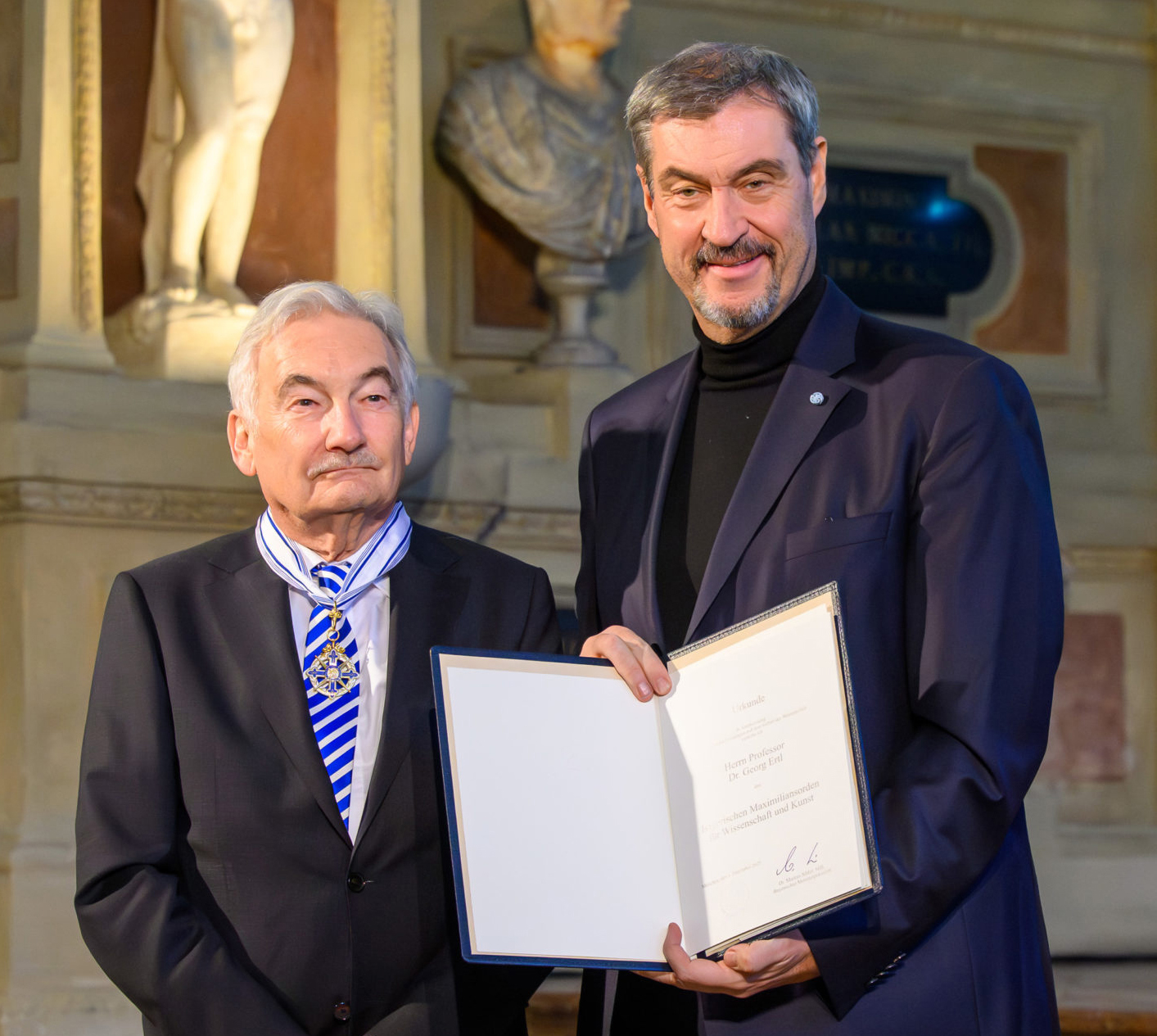Prof. Ertl und Ministerpräsident Söder mit Orden