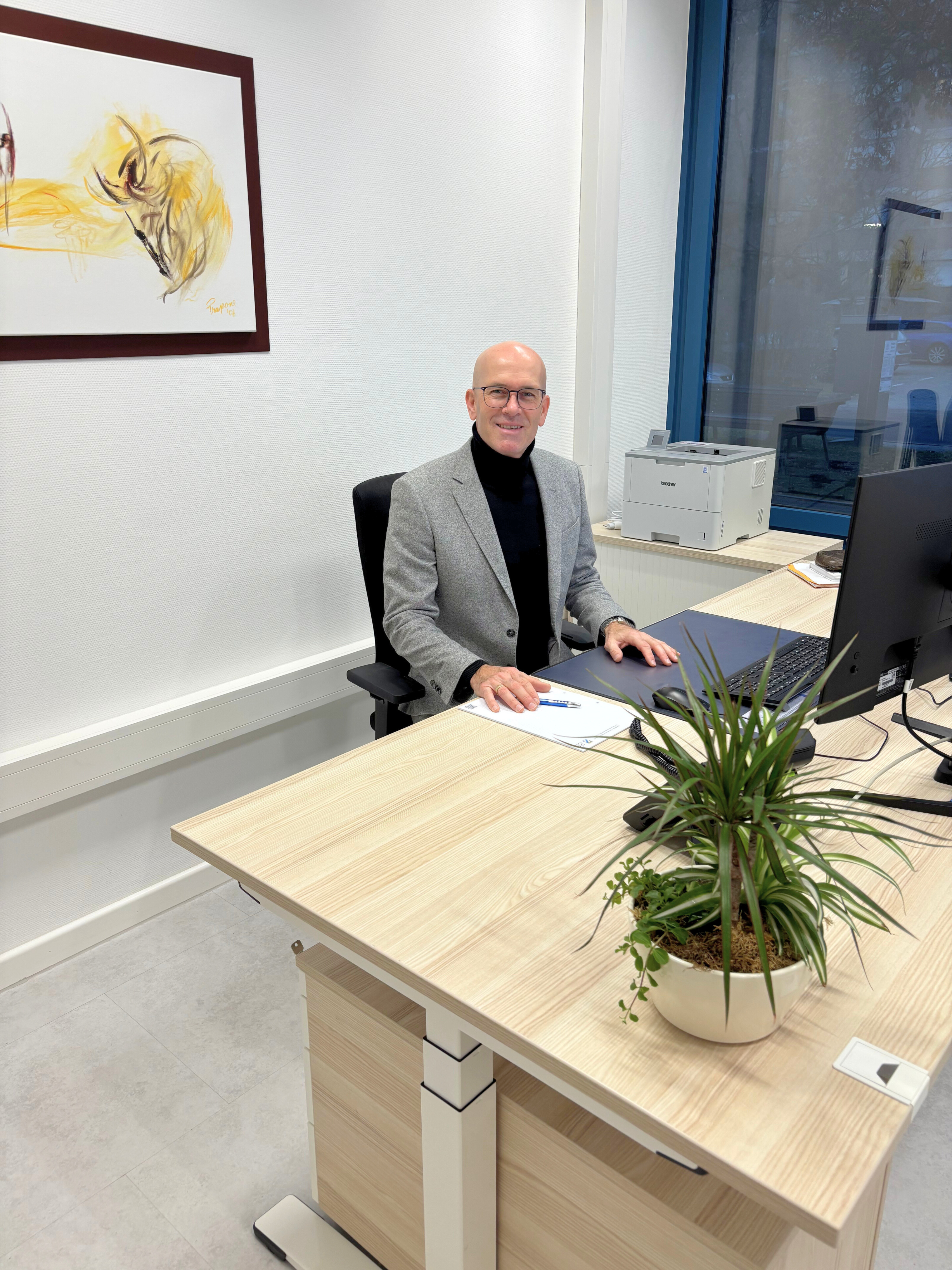 Matthias Schneider am Schreibtisch