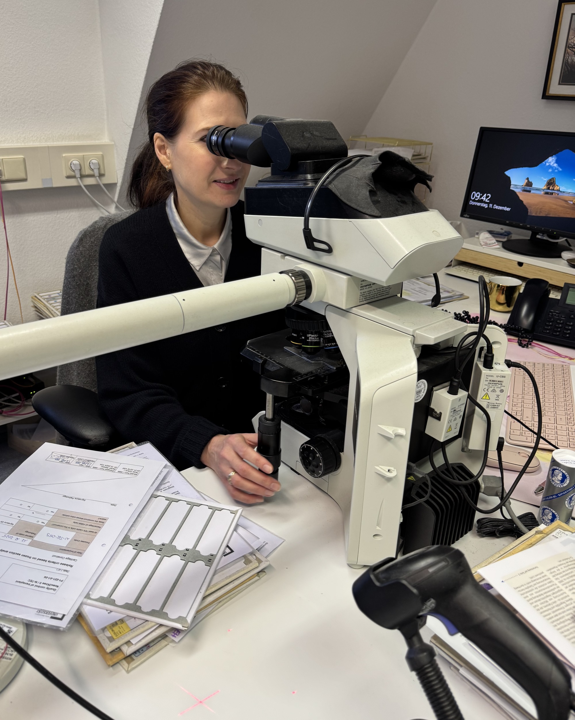 Elena Gerhard-Hartmann am Mikroskop in ihrem Büro 