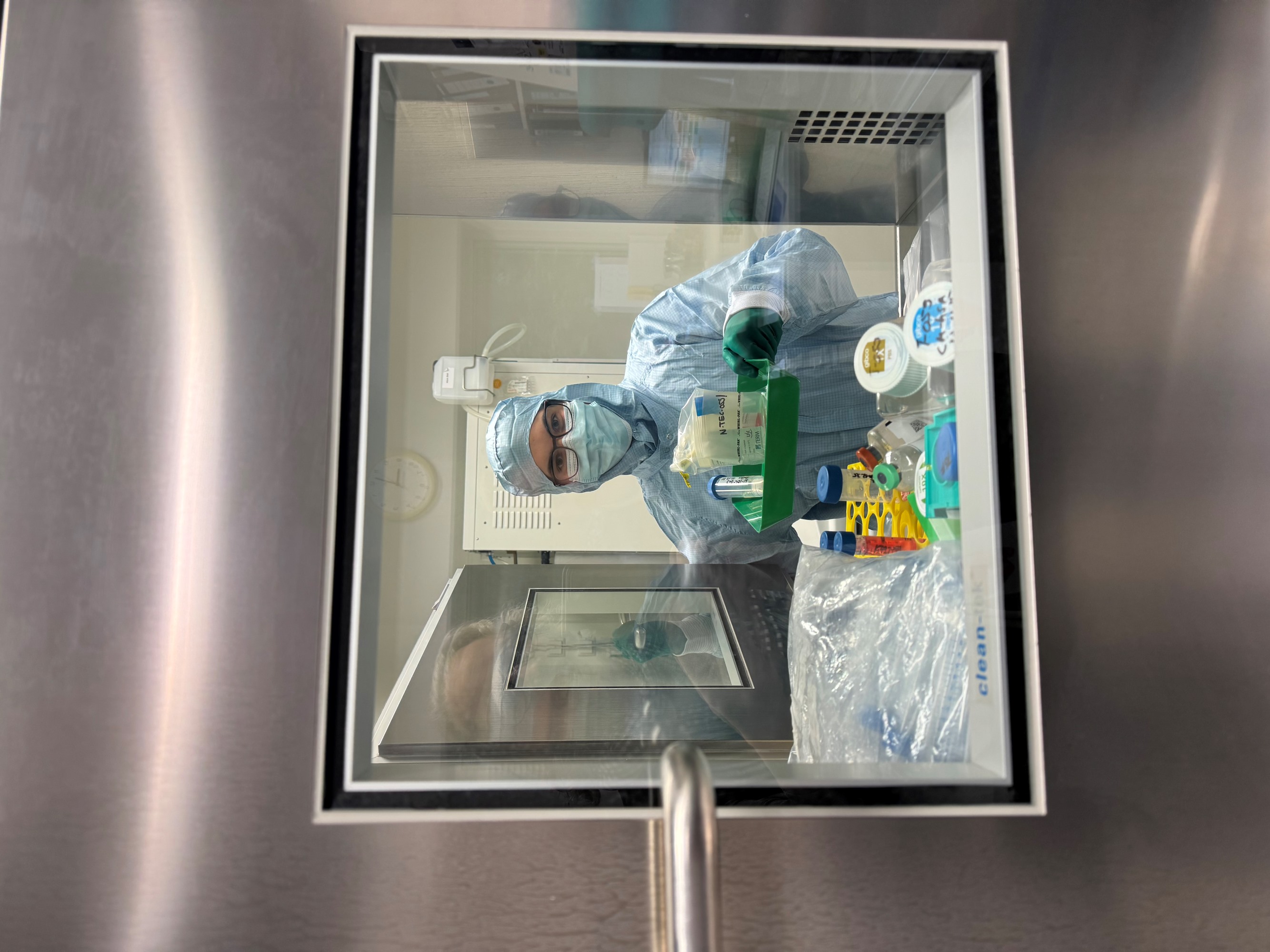 Die TA in kompletter Reinraum-Montur vor der Schranke. 