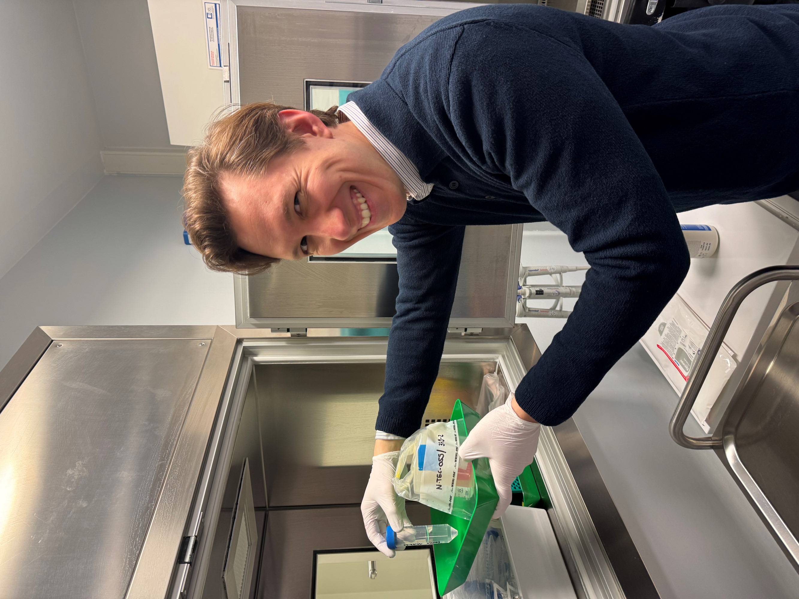 Sebastian Häusner steht vor der Schleuse im Reinraum.