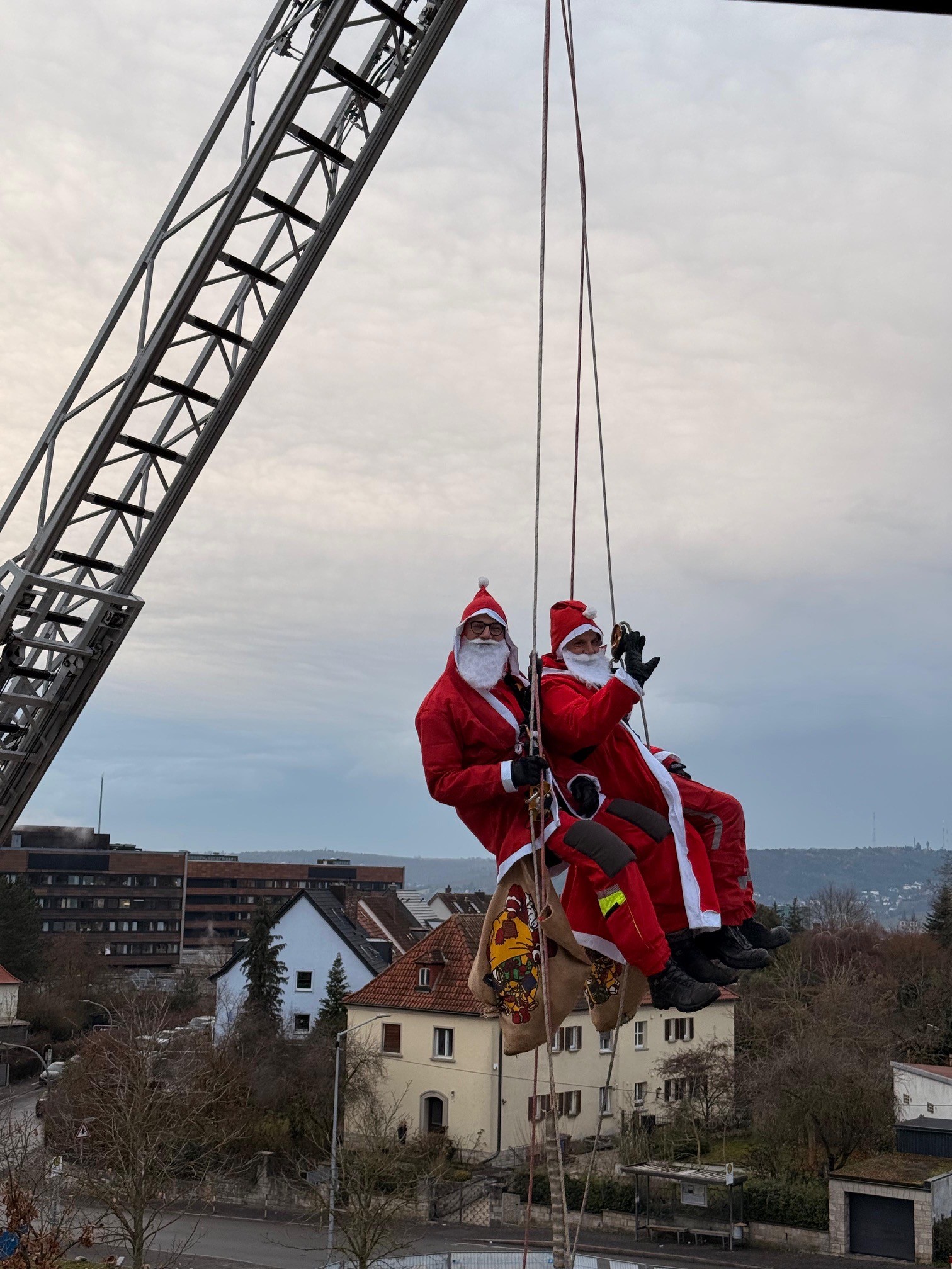 Zwölf Höhenretter der Berufsfeuerwehr Würzburg in Nikolauskostümen und mit Geschenkesäcken seilten sich an der UKW-Kinderklinik und an der Kinderchirurgie ab. Auch über die Drehleiter wurden Geschenke an die kleinen Patientinnen und Patienten des UKW verteilt. Die Aktion fand bereits zum vierten Mal statt. Fotos: UKW / Kim Sammet