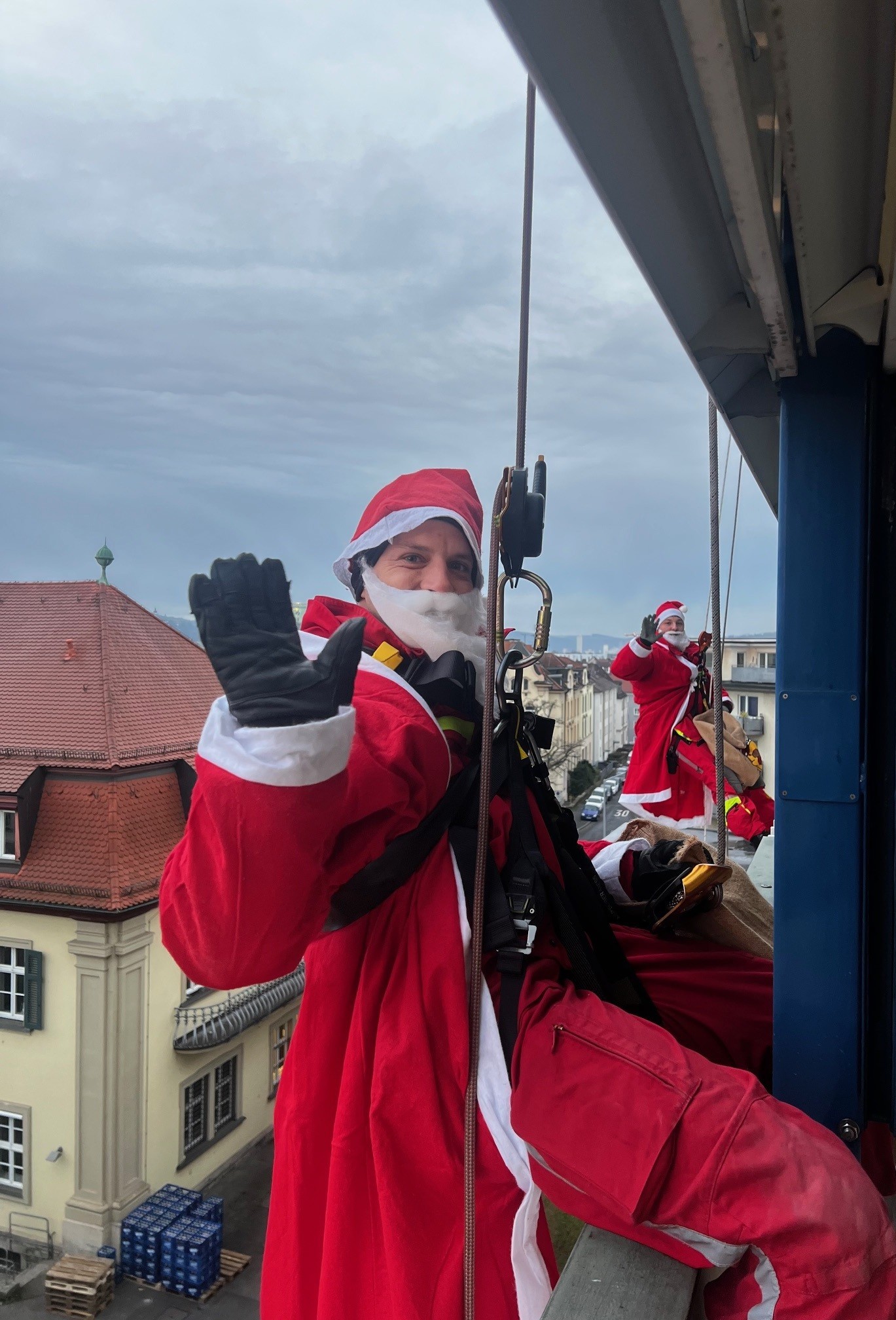 Zwölf Höhenretter der Berufsfeuerwehr Würzburg in Nikolauskostümen und mit Geschenkesäcken seilten sich an der UKW-Kinderklinik und an der Kinderchirurgie ab. Auch über die Drehleiter wurden Geschenke an die kleinen Patientinnen und Patienten des UKW verteilt. Die Aktion fand bereits zum vierten Mal statt. Fotos: UKW / Kim Sammet