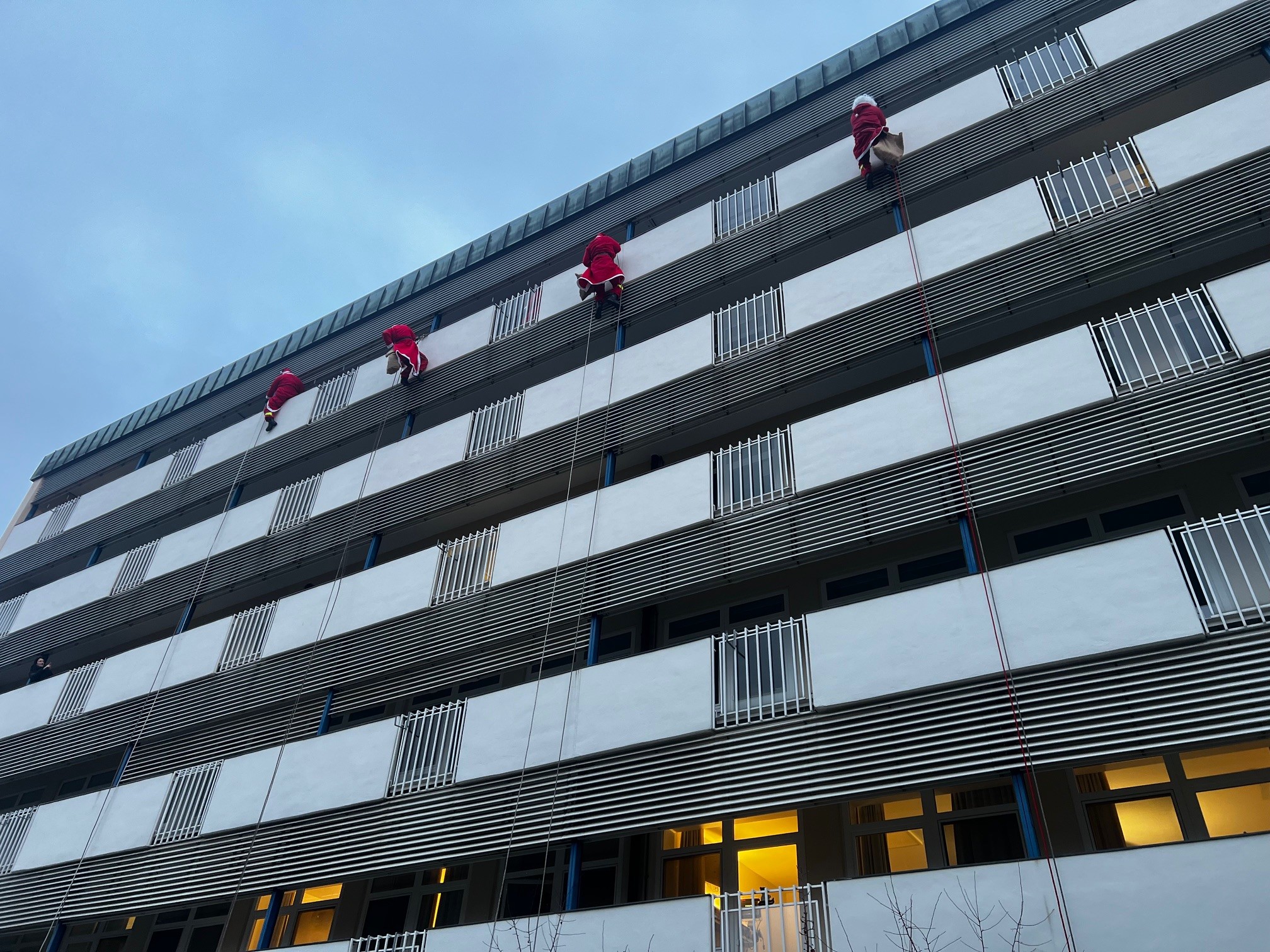Zwölf Höhenretter der Berufsfeuerwehr Würzburg in Nikolauskostümen und mit Geschenkesäcken seilten sich an der UKW-Kinderklinik und an der Kinderchirurgie ab. Auch über die Drehleiter wurden Geschenke an die kleinen Patientinnen und Patienten des UKW verteilt. Die Aktion fand bereits zum vierten Mal statt. Fotos: UKW / Kim Sammet